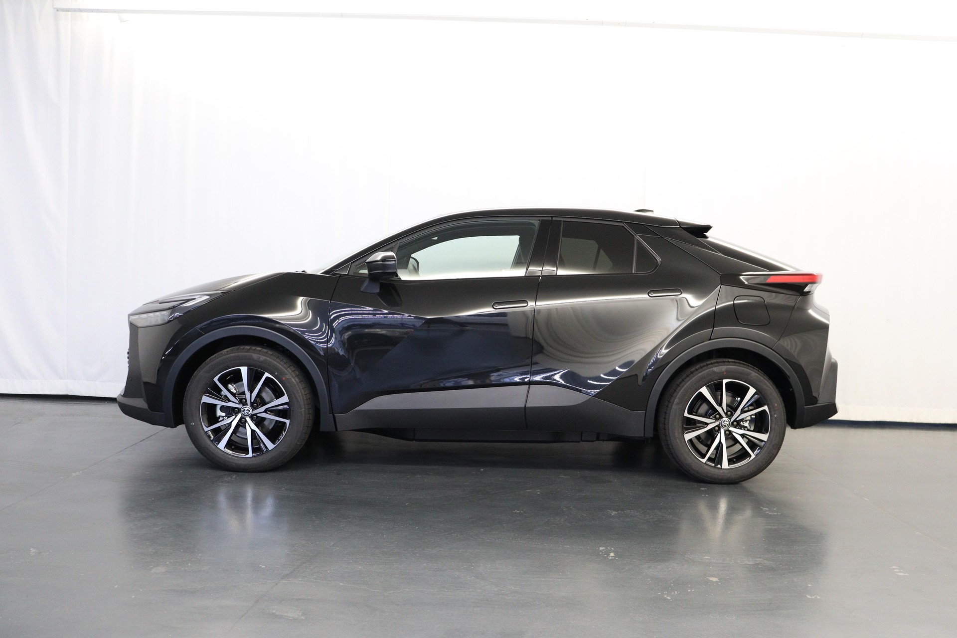 TOYOTA C-HR 2.0 PHEV Swiss Edition-image-3