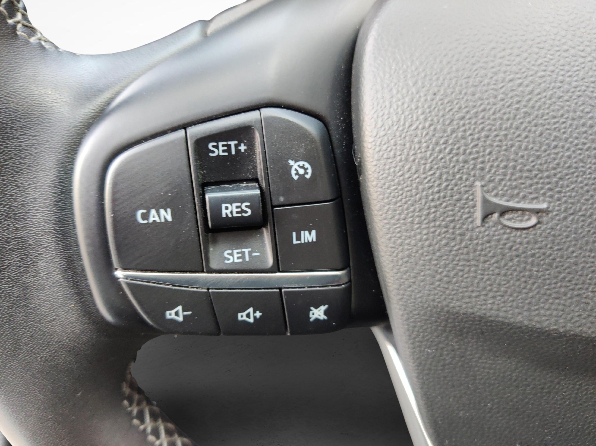 FORD Fiesta 1.0 EcoB Hybrid Titanium-image-12