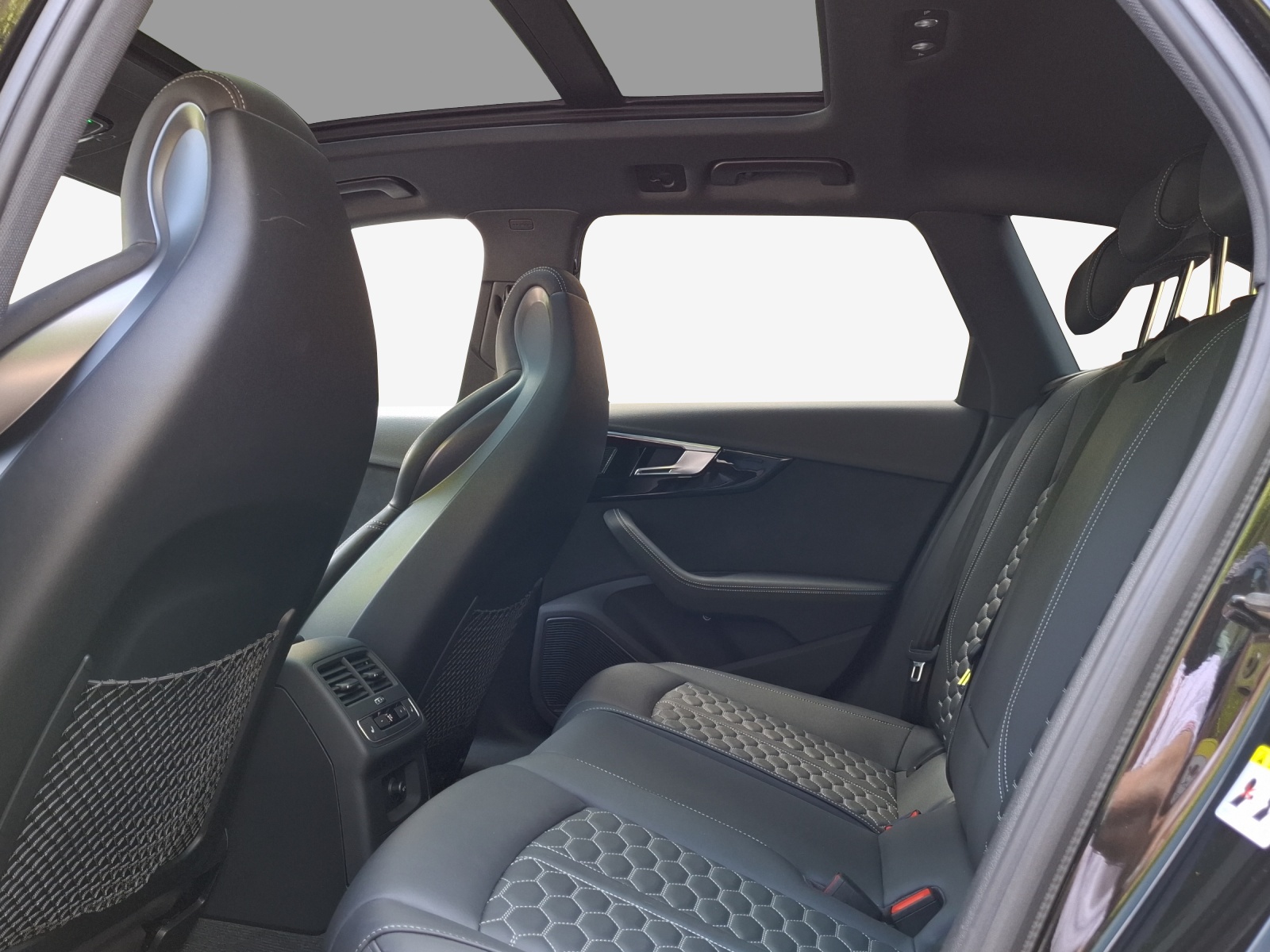 AUDI RS4 Avant quattro tiptronic-image-11
