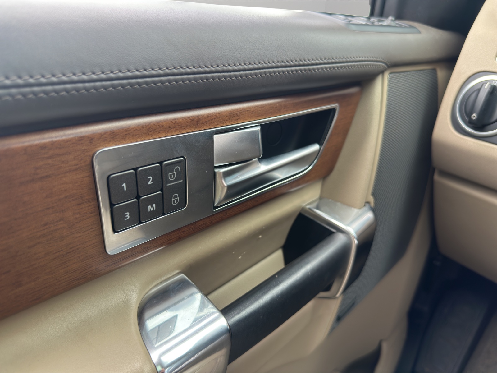 LAND ROVER Discovery 3.0 SDV6 Graphite Automatic-image-10
