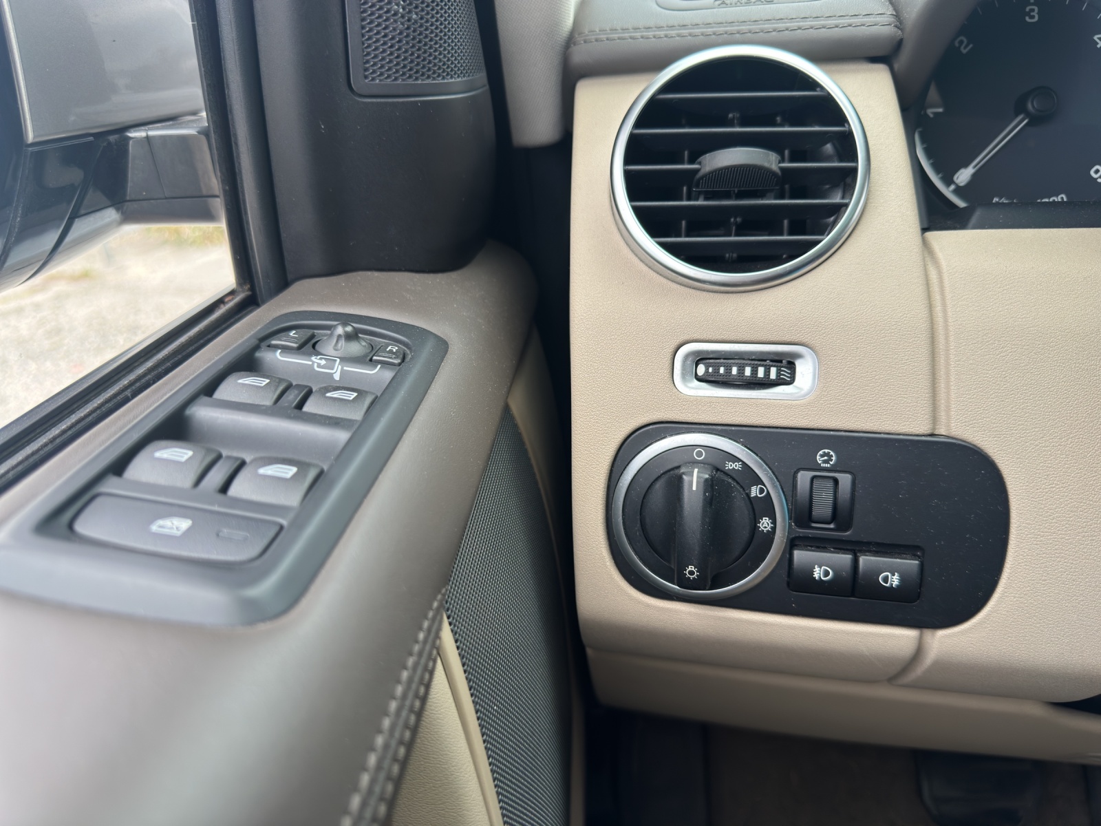 LAND ROVER Discovery 3.0 SDV6 Graphite Automatic-image-13