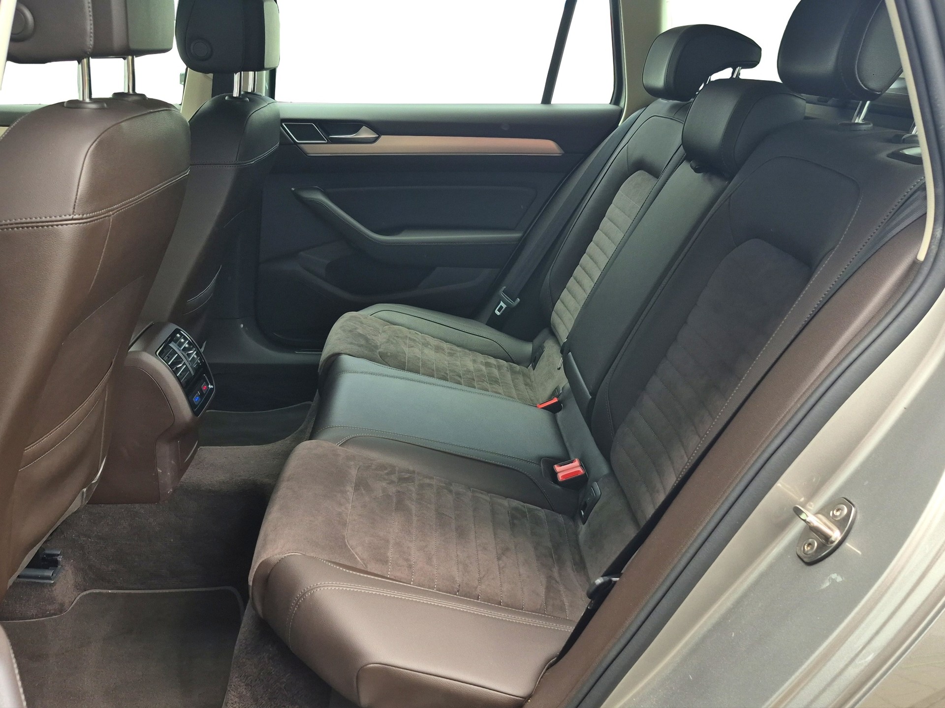 VW Passat Variant 1.8 TSI BMT Comfortline DSG *App-Connect*-image-11
