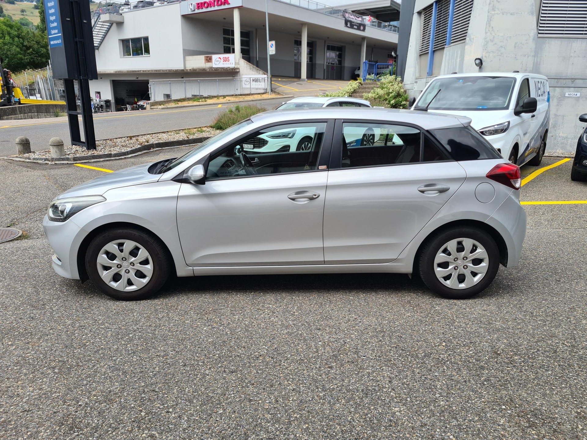 HYUNDAI i20 1.0 T-GDi Amplia-image-2
