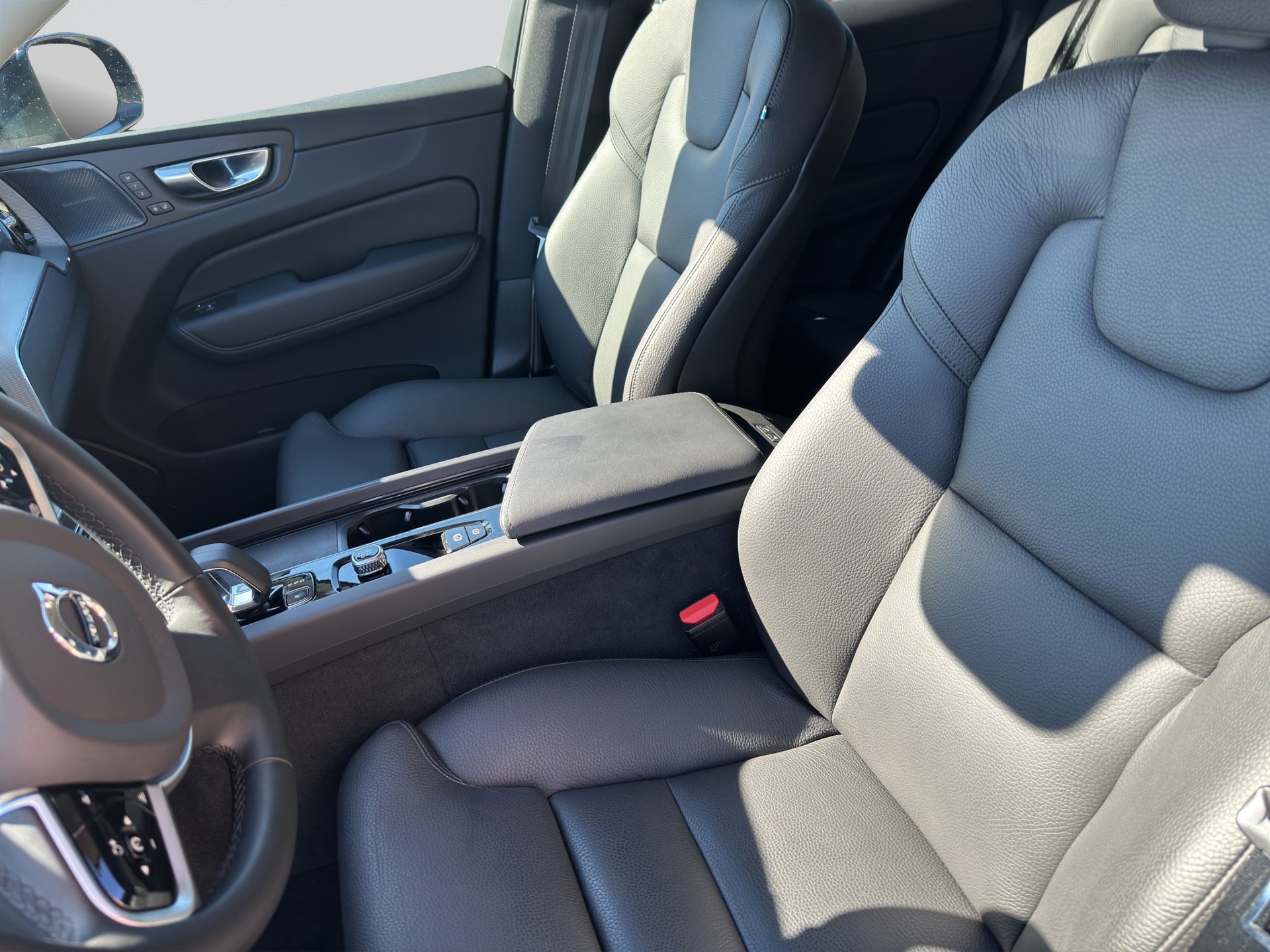 VOLVO XC60 B5 Benzin Mild Hybrid AWD Plus Dark Geartronic-image-6