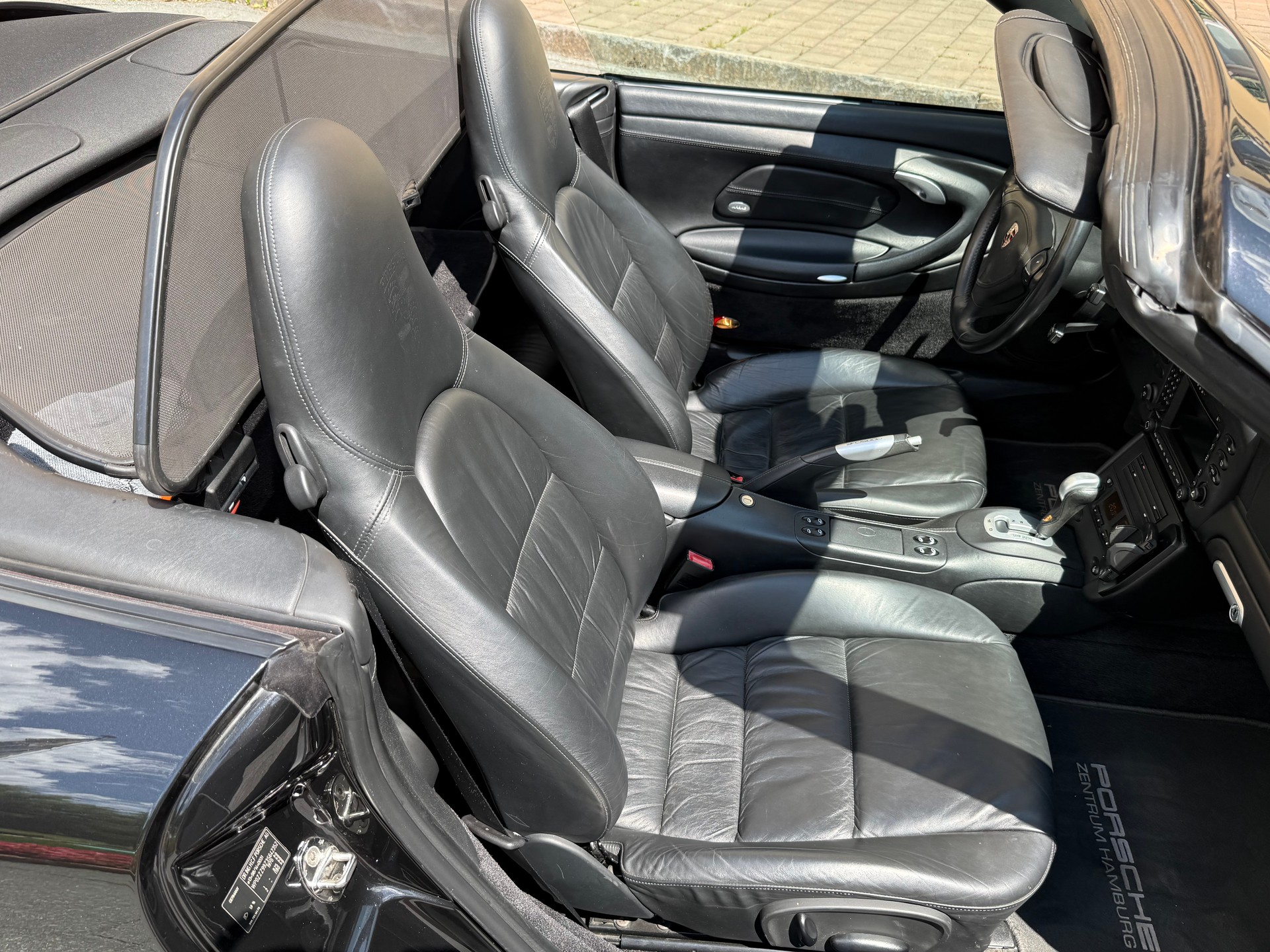 PORSCHE 911 Carrera 4 Cabrio-image-10