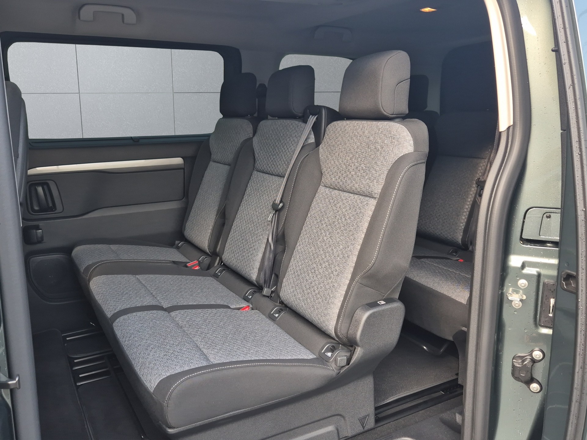 PEUGEOT Traveller Standard 2.2 BlueHDi 180 Family Edition S/S-image-11