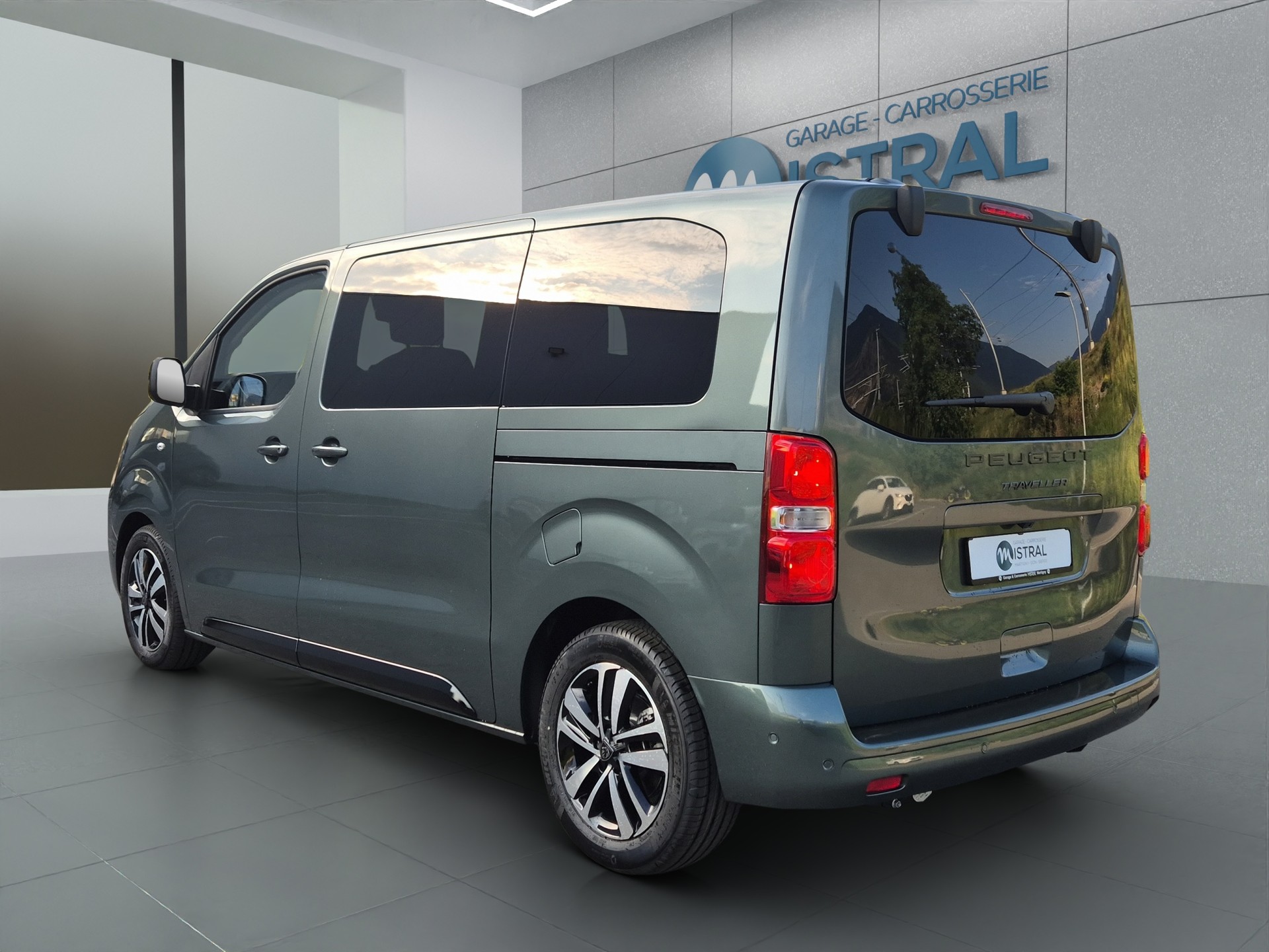 PEUGEOT Traveller Standard 2.2 BlueHDi 180 Family Edition S/S-image-3