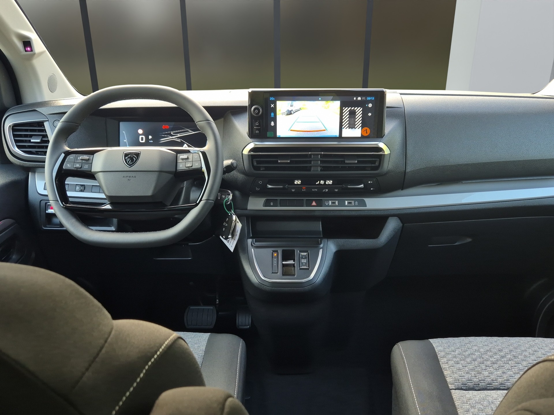 PEUGEOT Traveller Standard 2.2 BlueHDi 180 Family Edition S/S-image-12