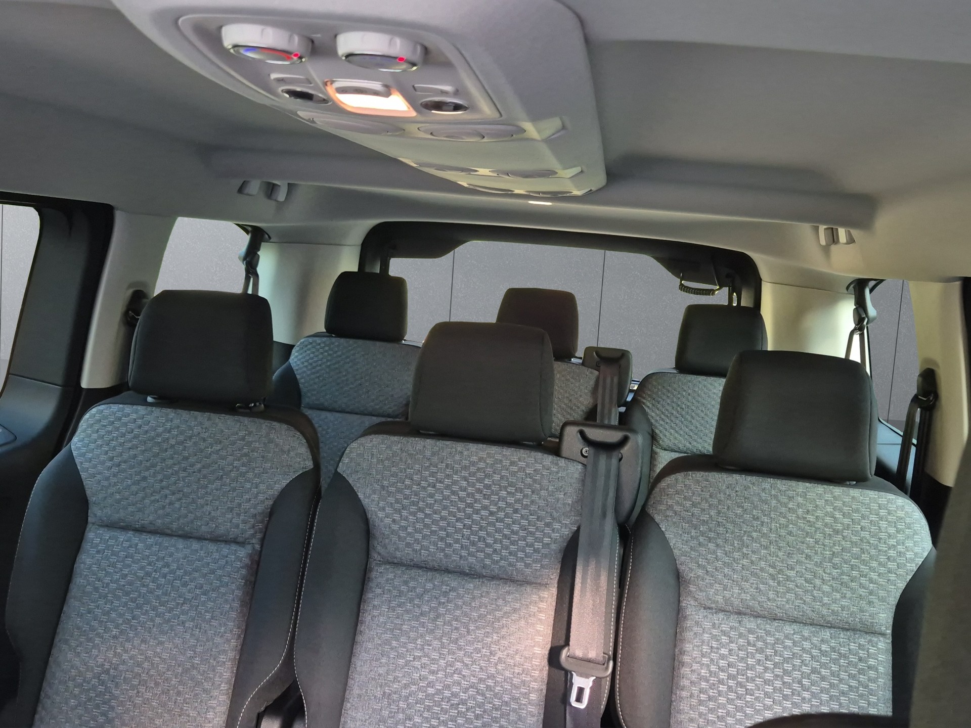 PEUGEOT Traveller Standard 2.2 BlueHDi 180 Family Edition S/S-image-17