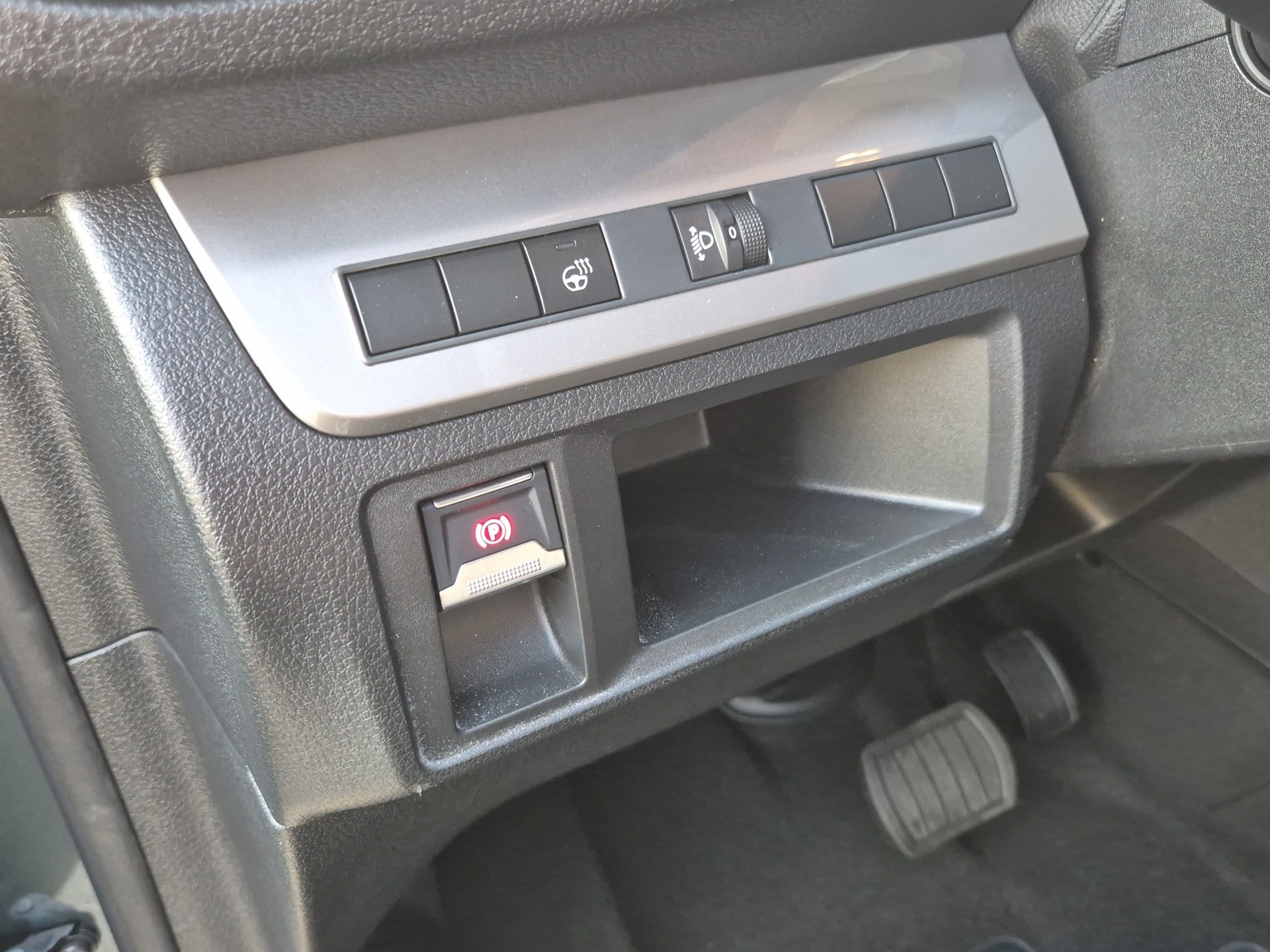 PEUGEOT Traveller Standard 2.2 BlueHDi 180 Family Edition S/S-image-19
