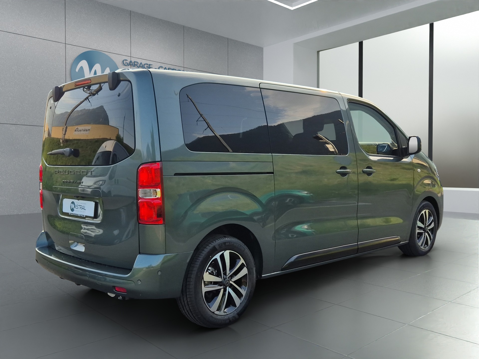 PEUGEOT Traveller Standard 2.2 BlueHDi 180 Family Edition S/S-image-5