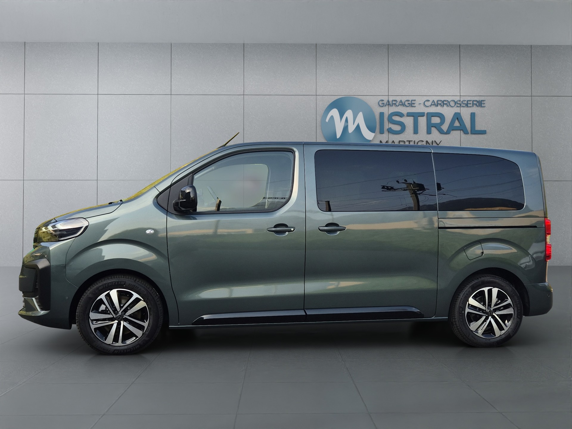 PEUGEOT Traveller Standard 2.2 BlueHDi 180 Family Edition S/S-image-2