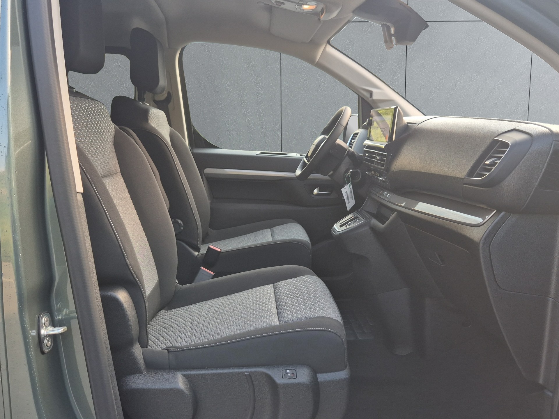 PEUGEOT Traveller Standard 2.2 BlueHDi 180 Family Edition S/S-image-21