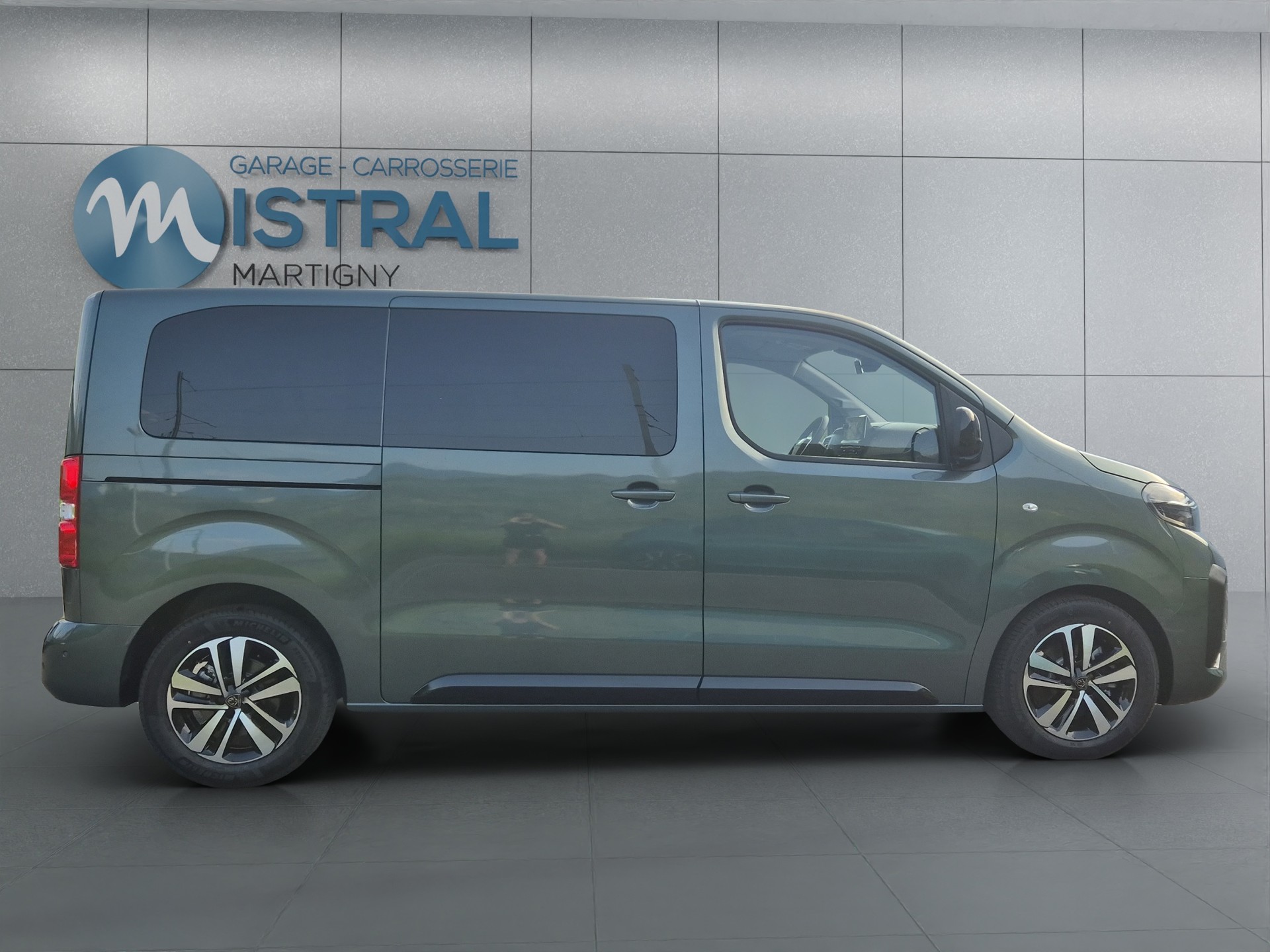 PEUGEOT Traveller Standard 2.2 BlueHDi 180 Family Edition S/S-image-6