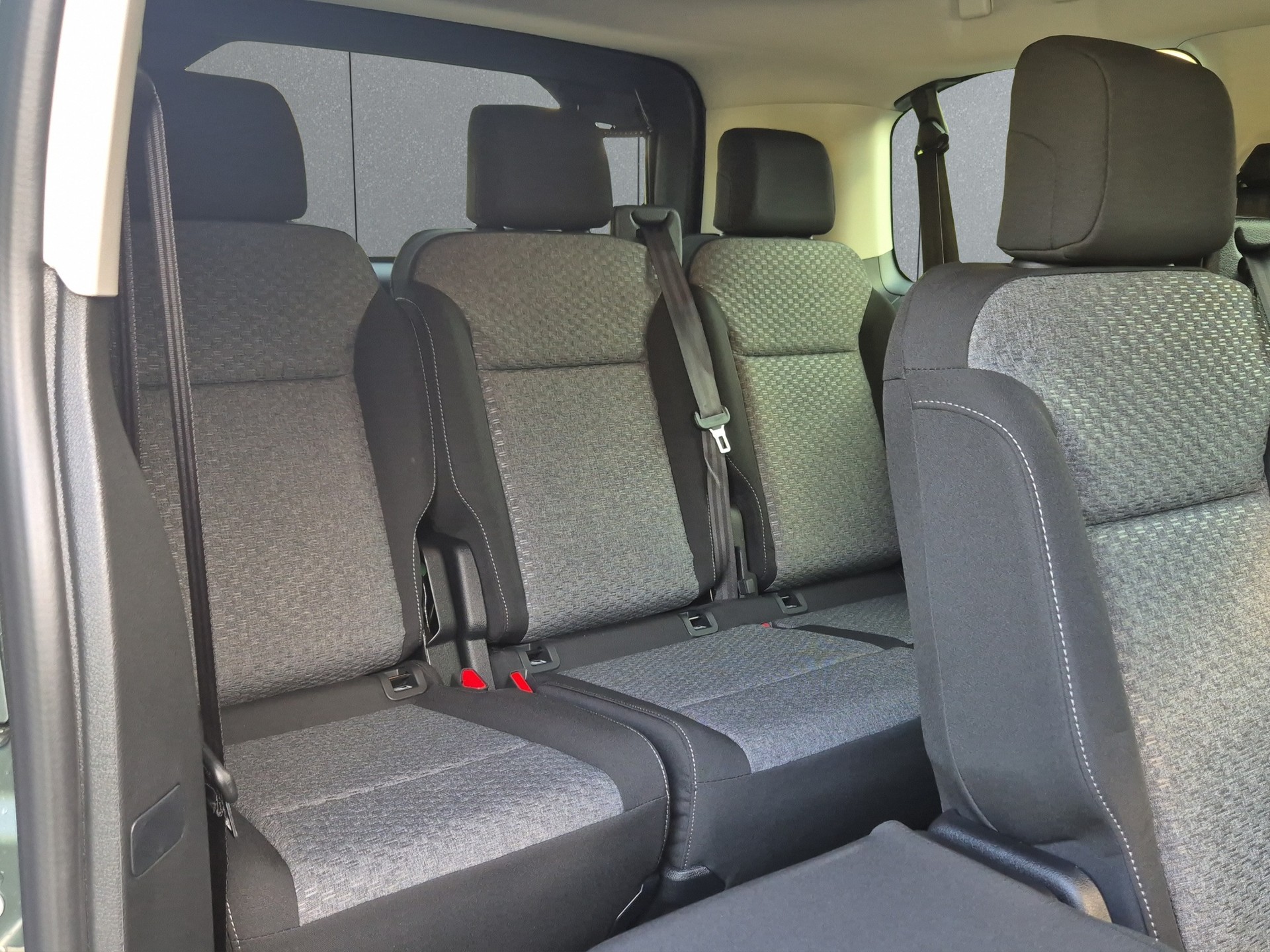 PEUGEOT Traveller Standard 2.2 BlueHDi 180 Family Edition S/S-image-15