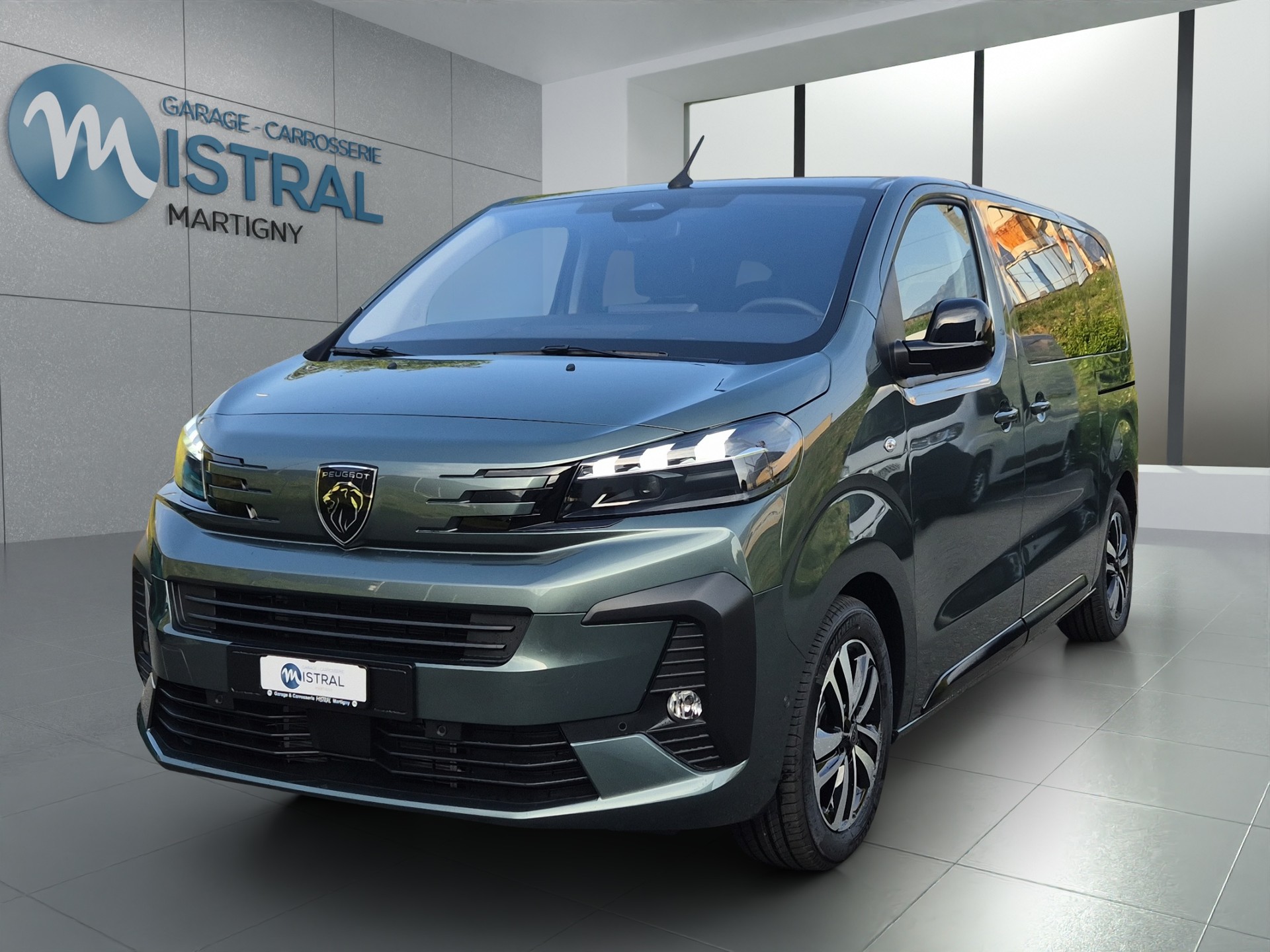PEUGEOT Traveller Standard 2.2 BlueHDi 180 Family Edition S/S-image-1