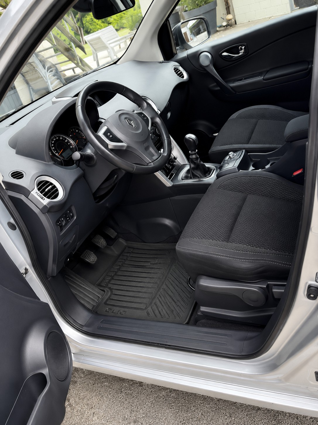 RENAULT 2.5 4x4 Dynamique-image-1