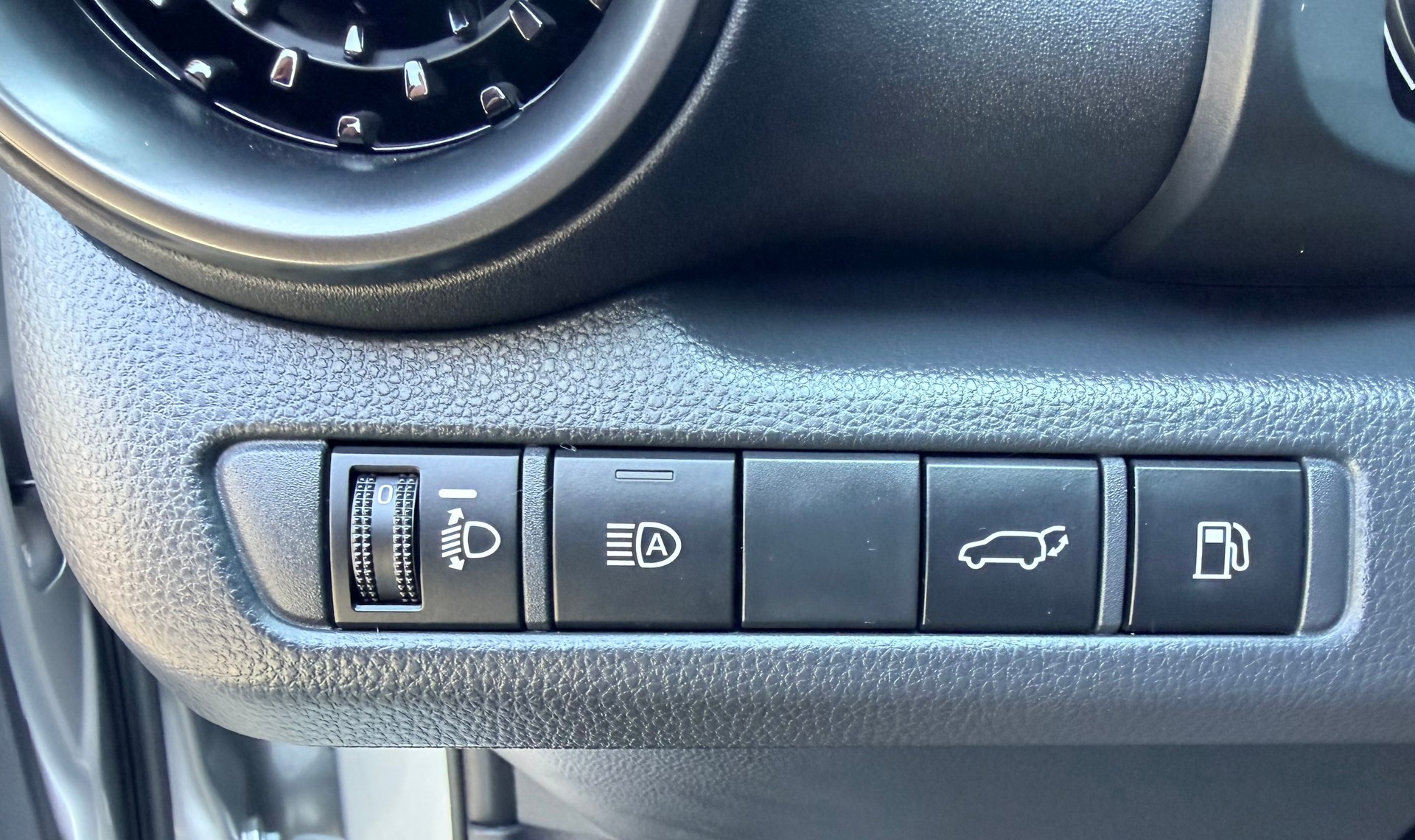 TOYOTA C-HR 1.8 HSD CVT Swiss Edition-image-19
