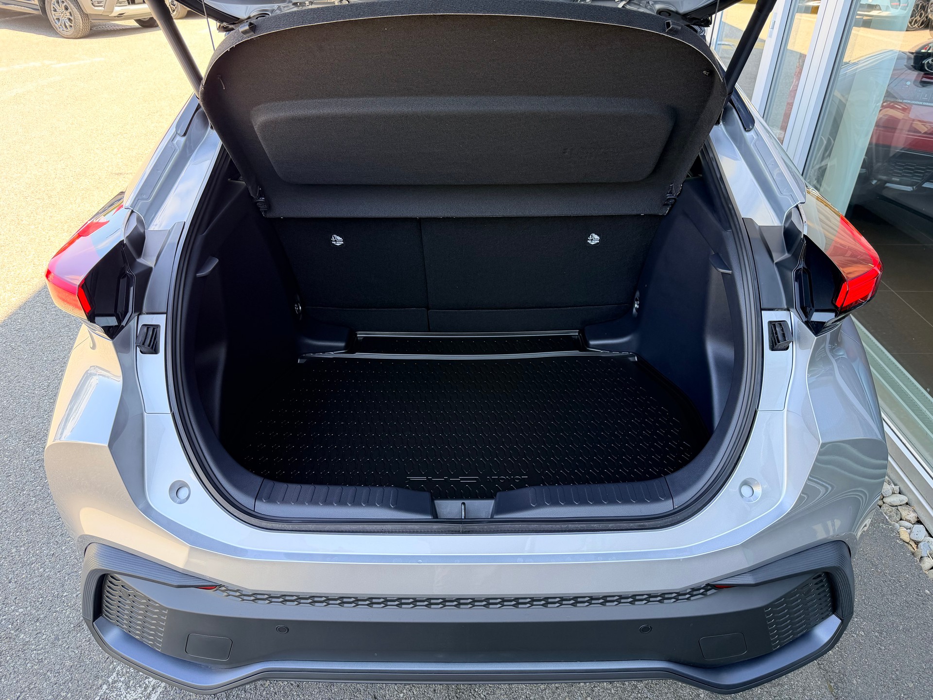 TOYOTA C-HR 1.8 HSD CVT Swiss Edition-image-9