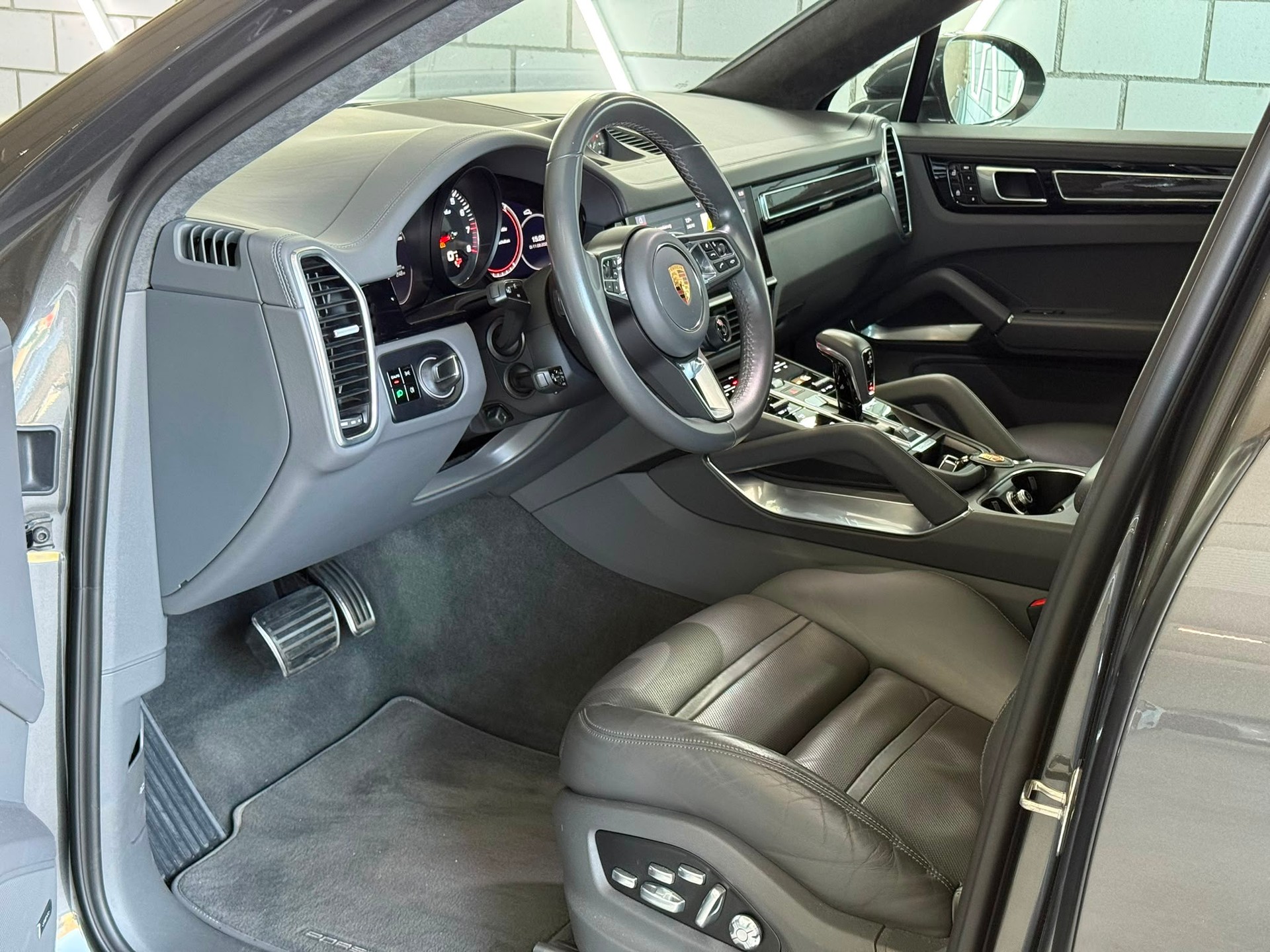 PORSCHE Cayenne Turbo Coupé-image-4