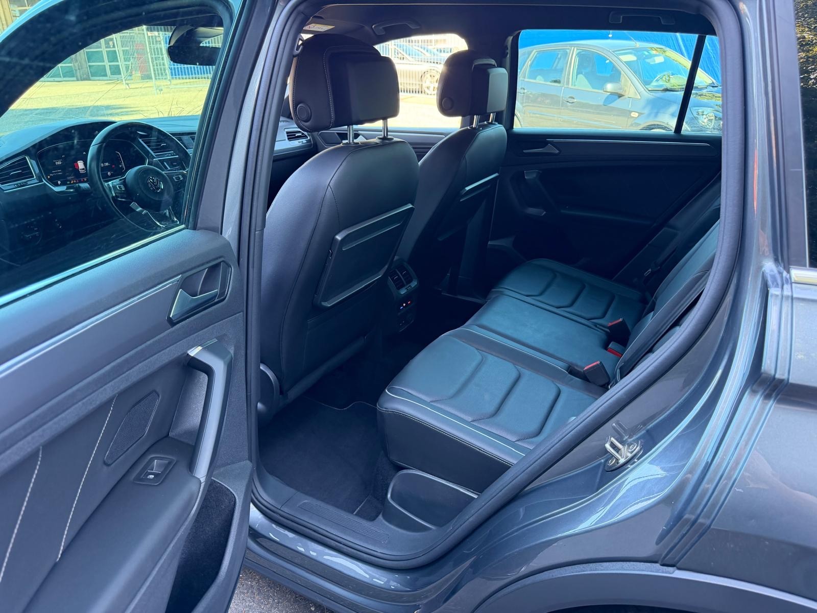 VW Tiguan 2.0TSI R-Line 4Motion DSG-image-8