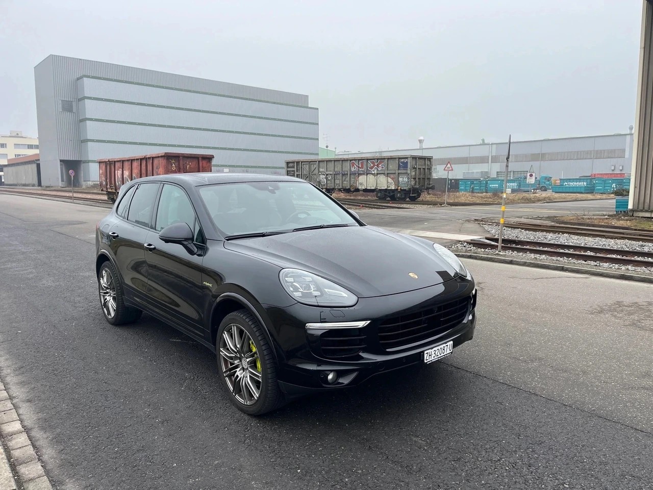 PORSCHE Cayenne S E-Hybrid Platinum Edition-image-4