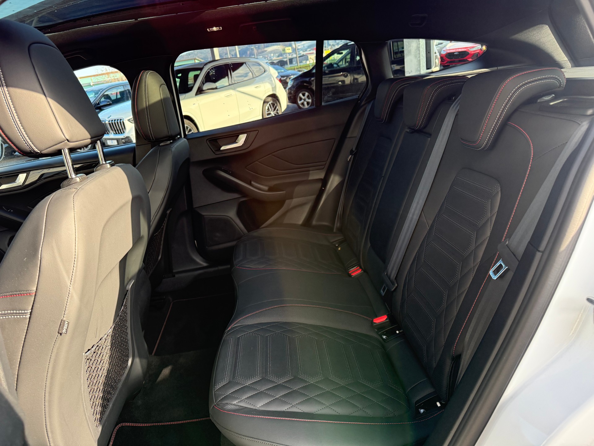 FORD Focus Station Wagon 1.0i EcoB Hybrid 155 ST-Line X-image-10
