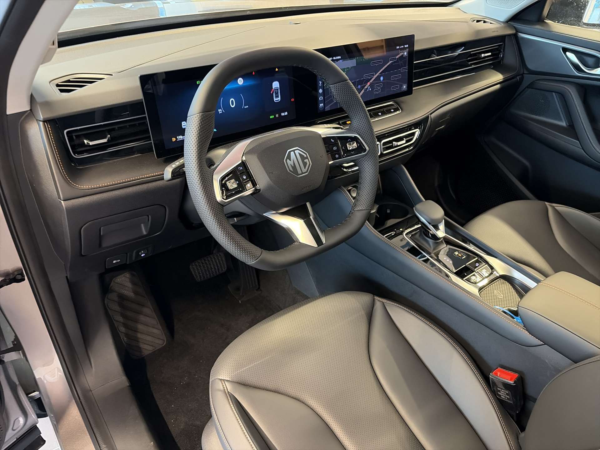 MG HS 1.5 T HEV+ Luxury 224PS Automat-image-5