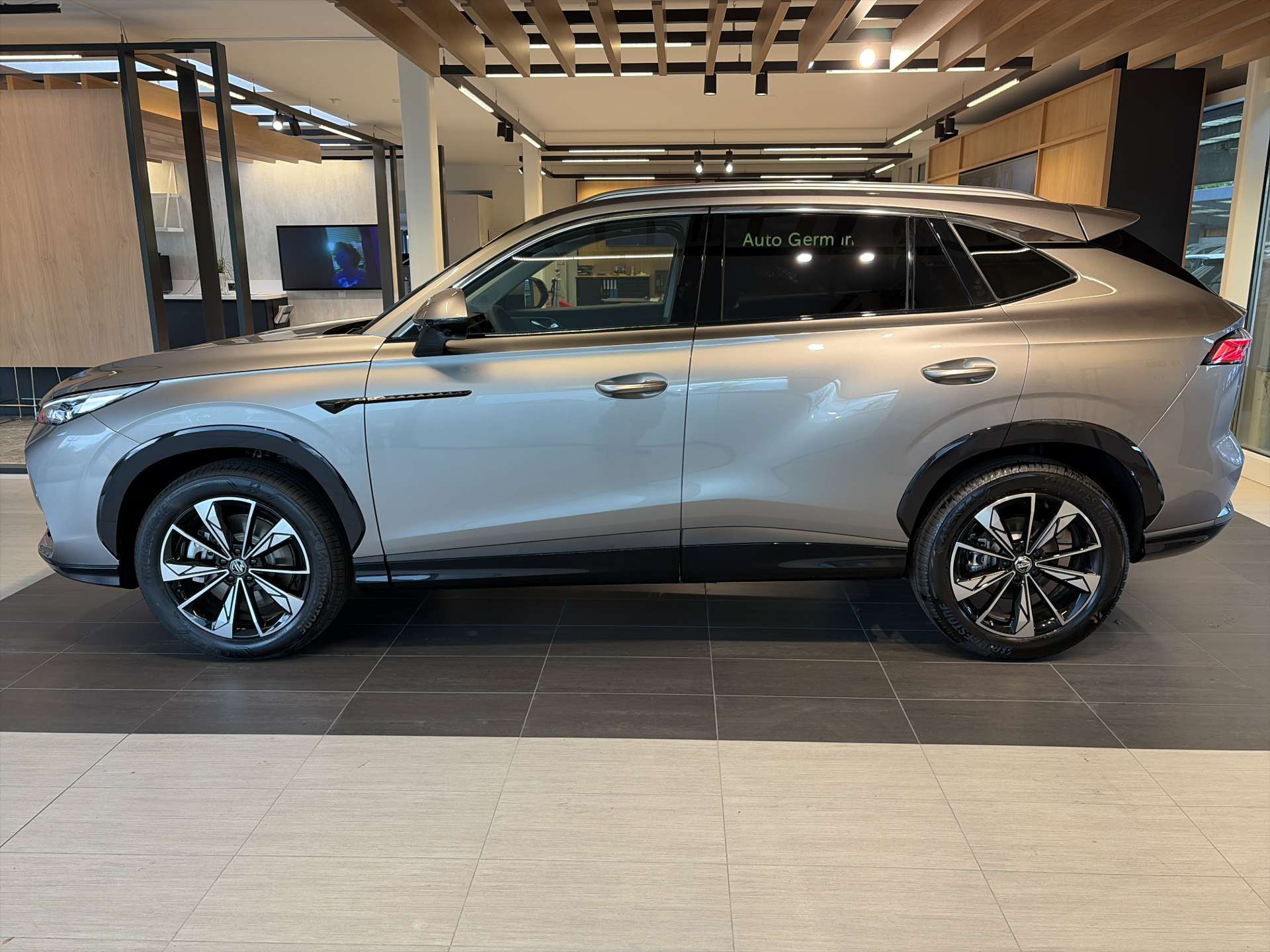MG HS 1.5 T HEV+ Luxury 224PS Automat-image-11