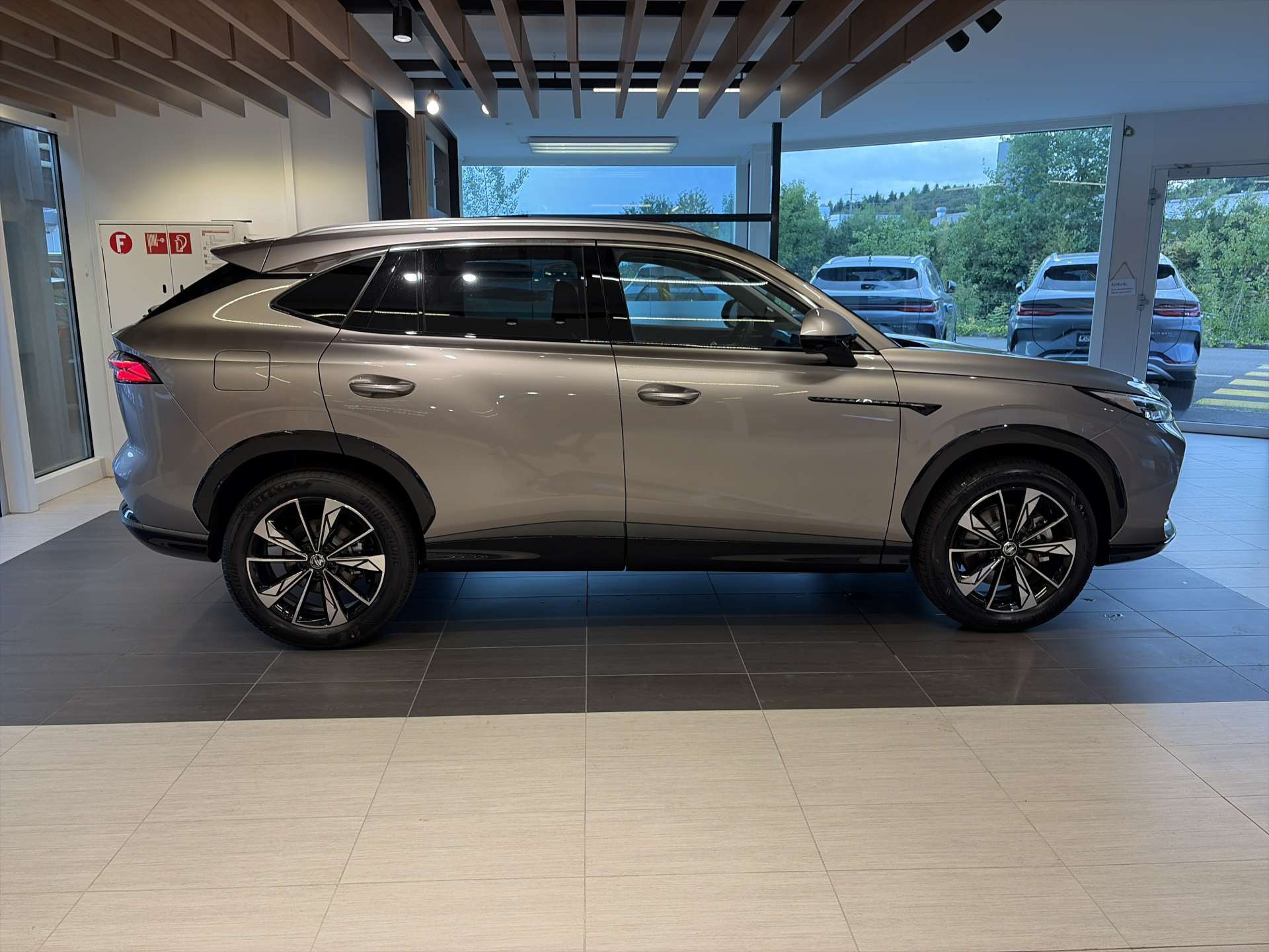 MG HS 1.5 T HEV+ Luxury 224PS Automat-image-13