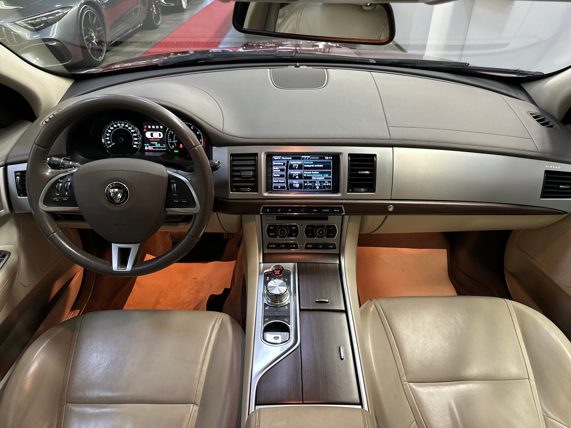 JAGUAR XF 3.0 V6 S/C R-Sport 4x4-image-8