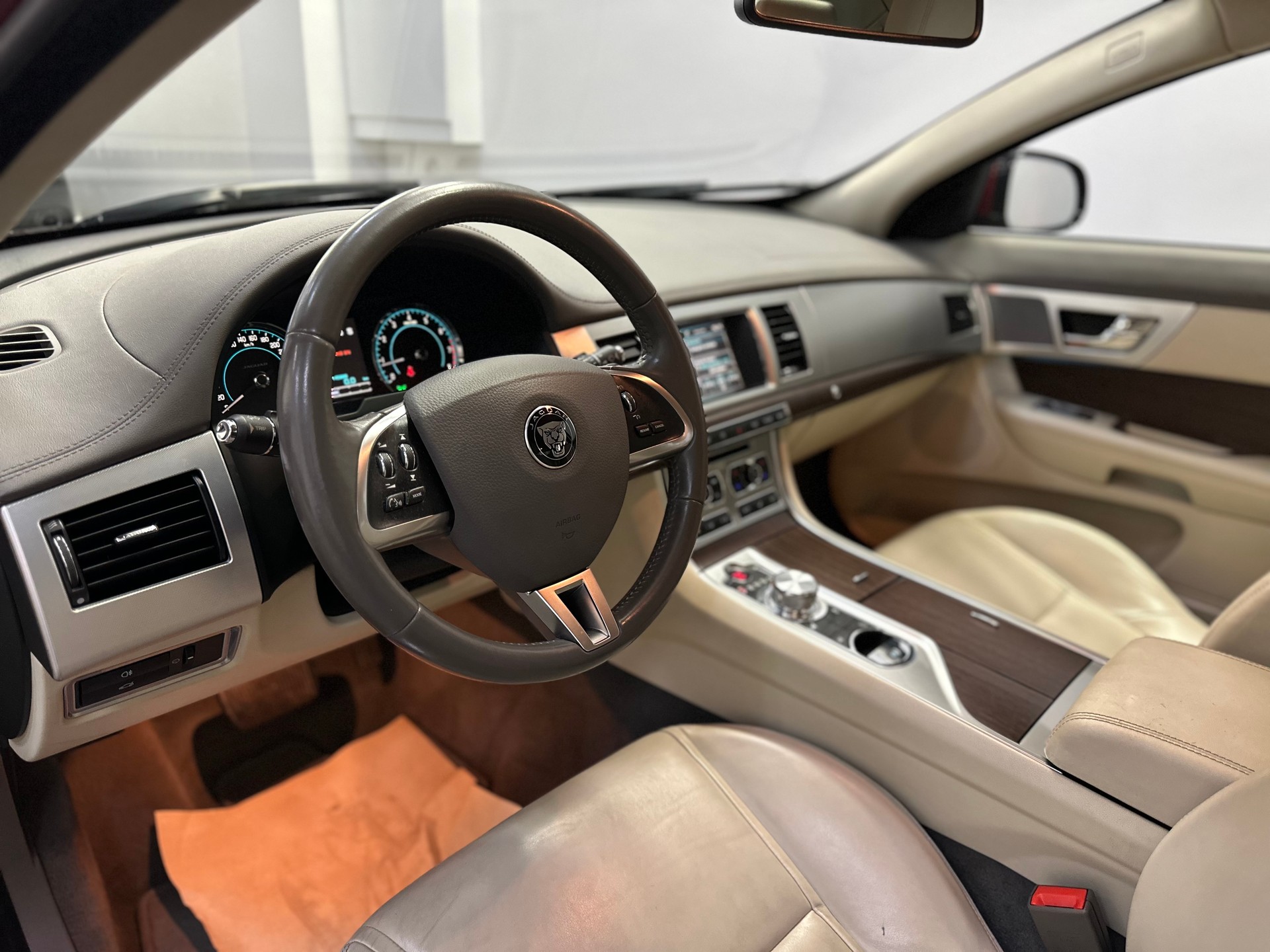 JAGUAR XF 3.0 V6 S/C R-Sport 4x4-image-10