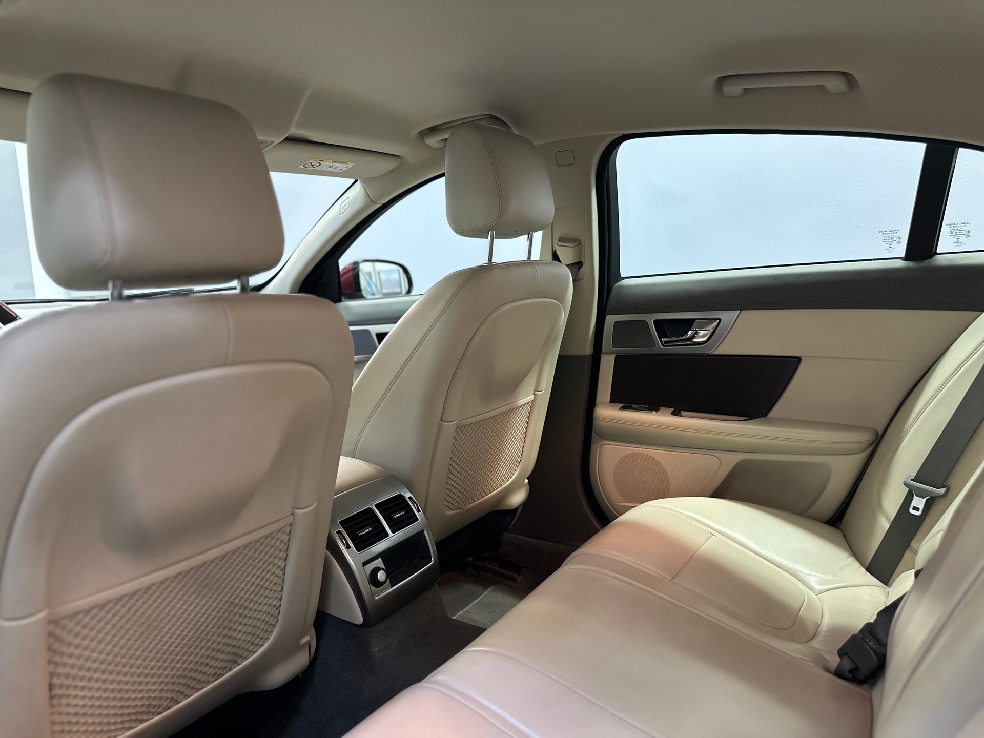 JAGUAR XF 3.0 V6 S/C R-Sport 4x4-image-12