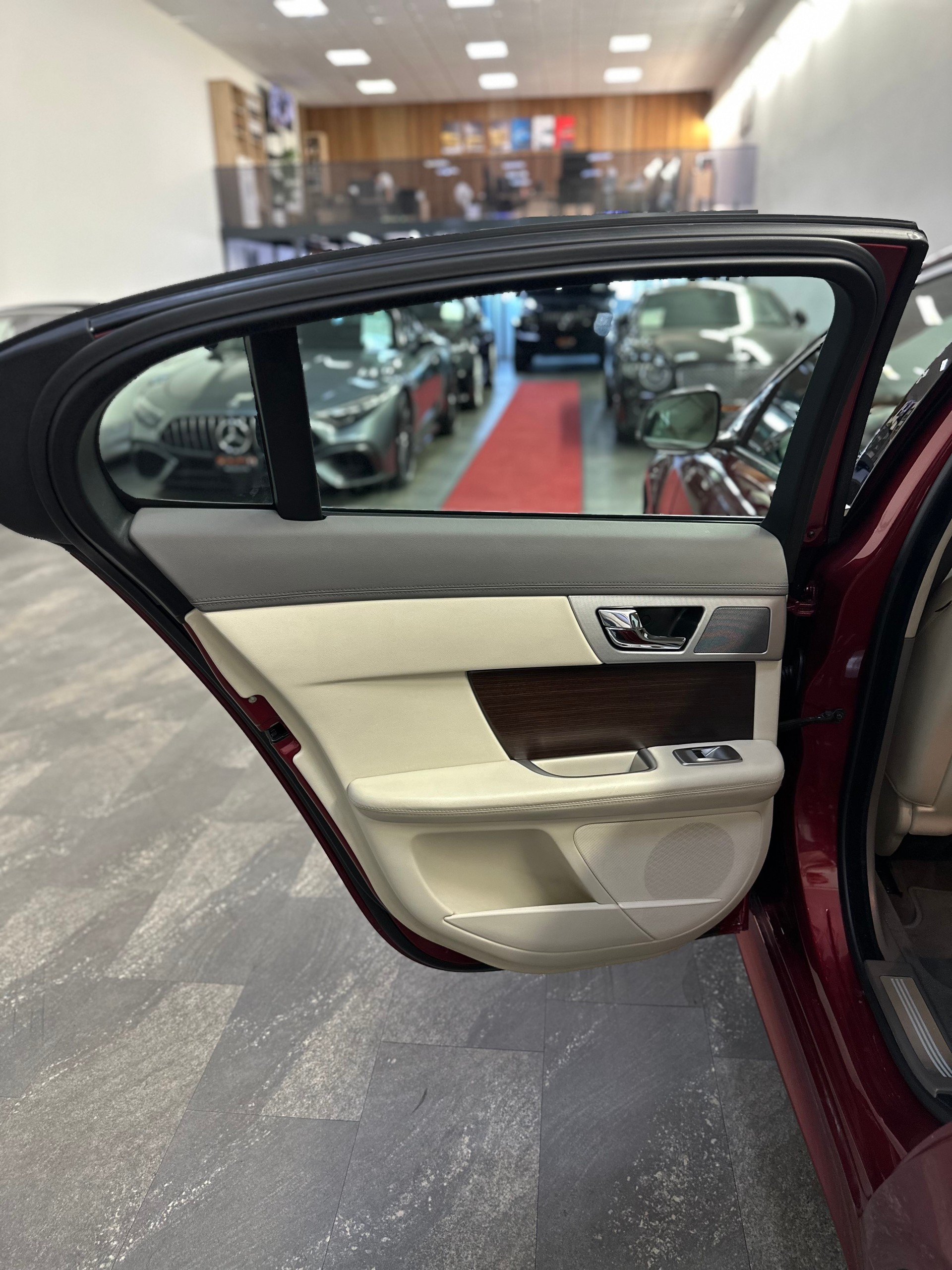 JAGUAR XF 3.0 V6 S/C R-Sport 4x4-image-16
