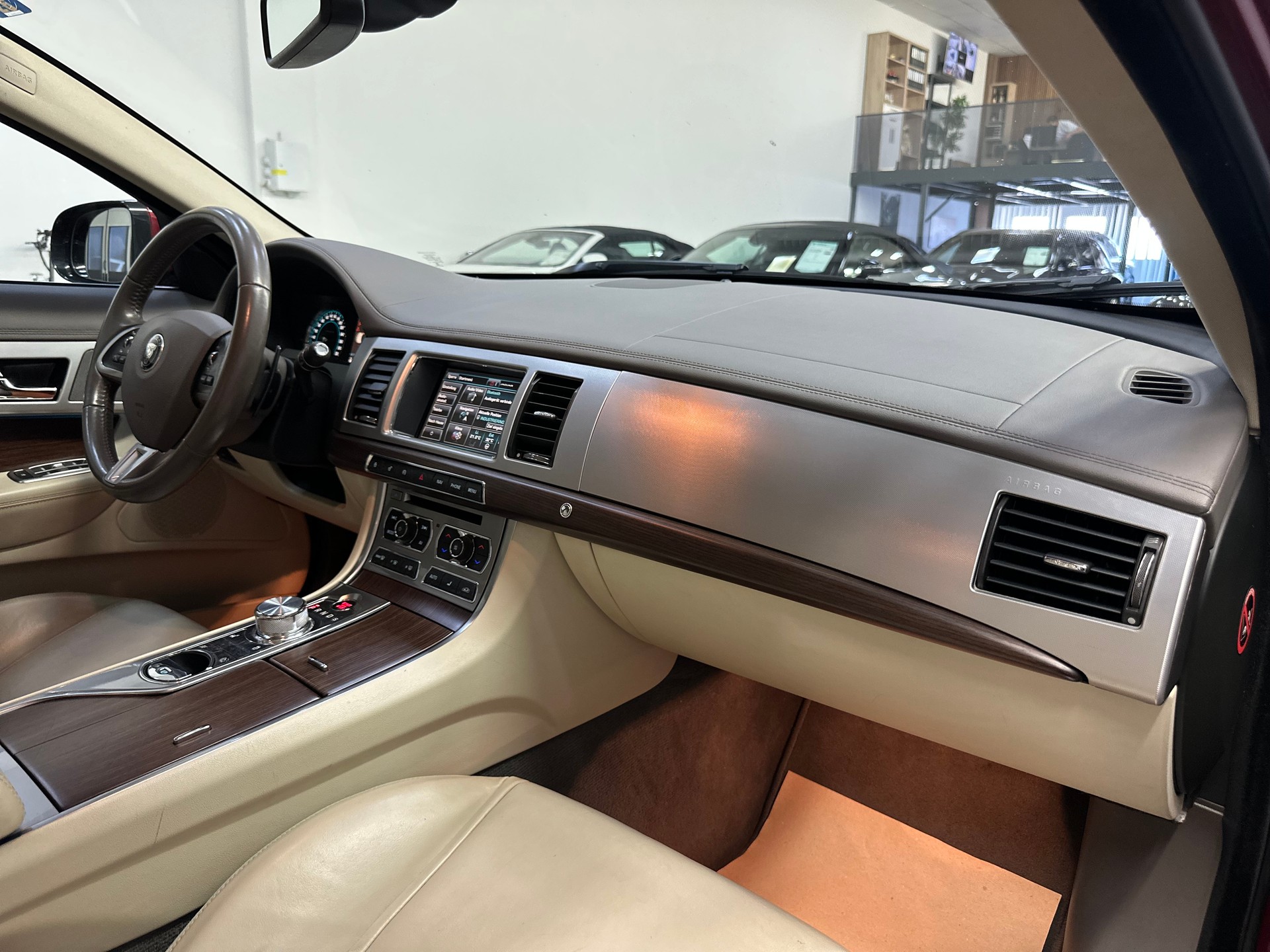 JAGUAR XF 3.0 V6 S/C R-Sport 4x4-image-9