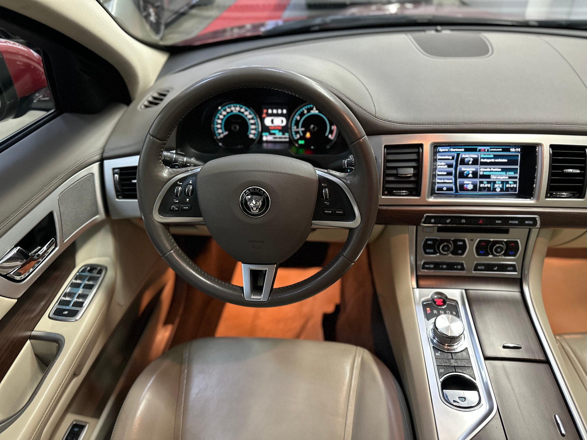 JAGUAR XF 3.0 V6 S/C R-Sport 4x4-image-7