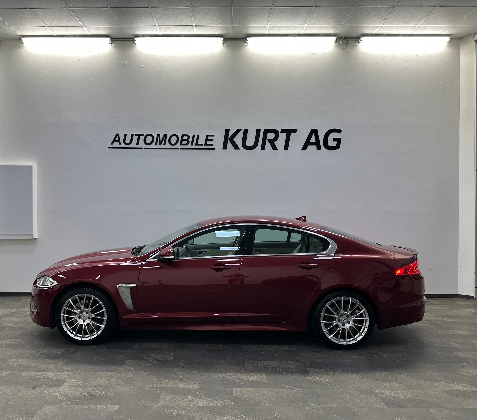 JAGUAR XF 3.0 V6 S/C R-Sport 4x4-image-2