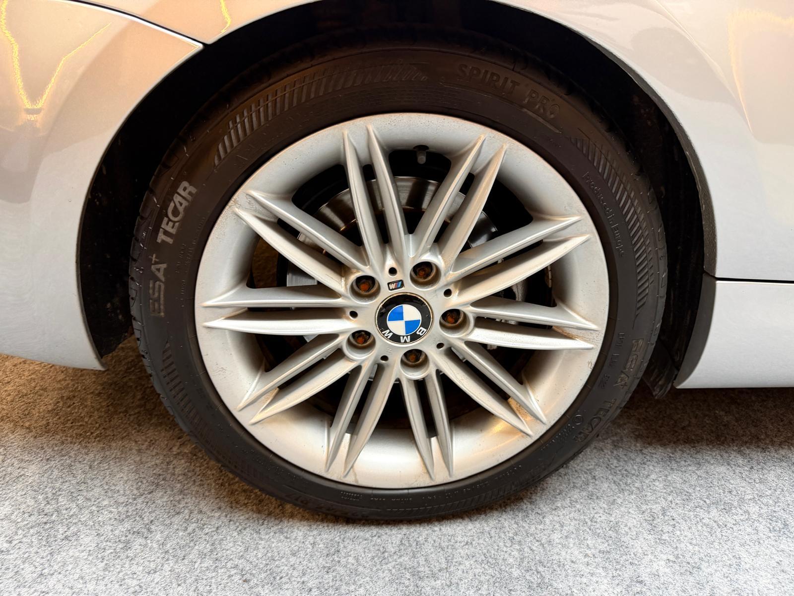 BMW 120i Cabrio-image-9