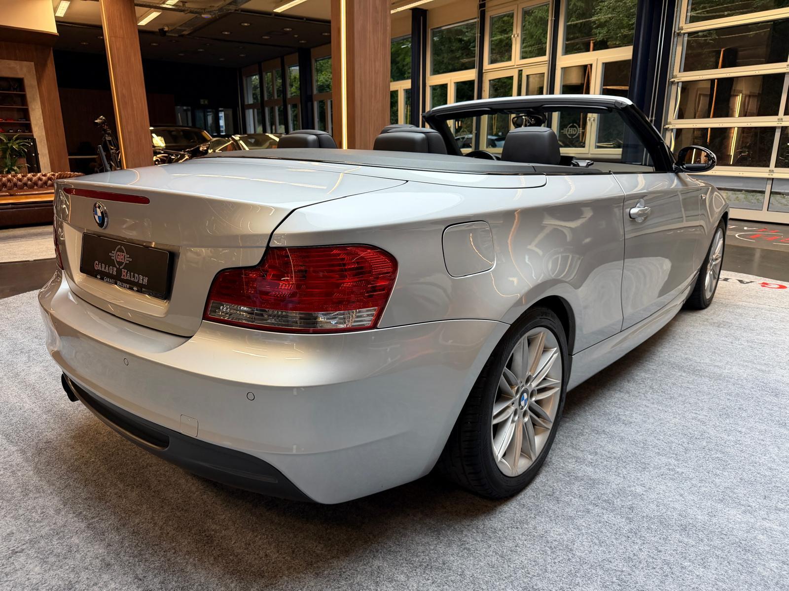 BMW 120i Cabrio-image-8