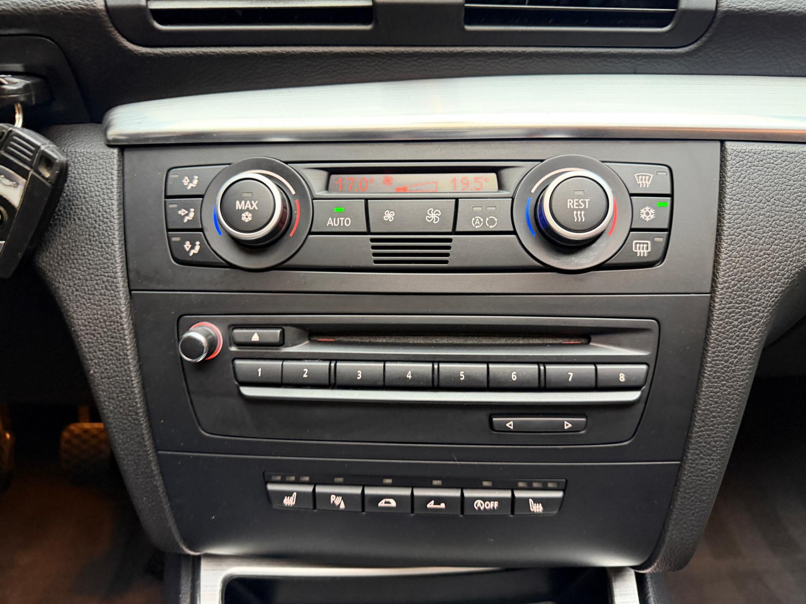 BMW 120i Cabrio-image-17