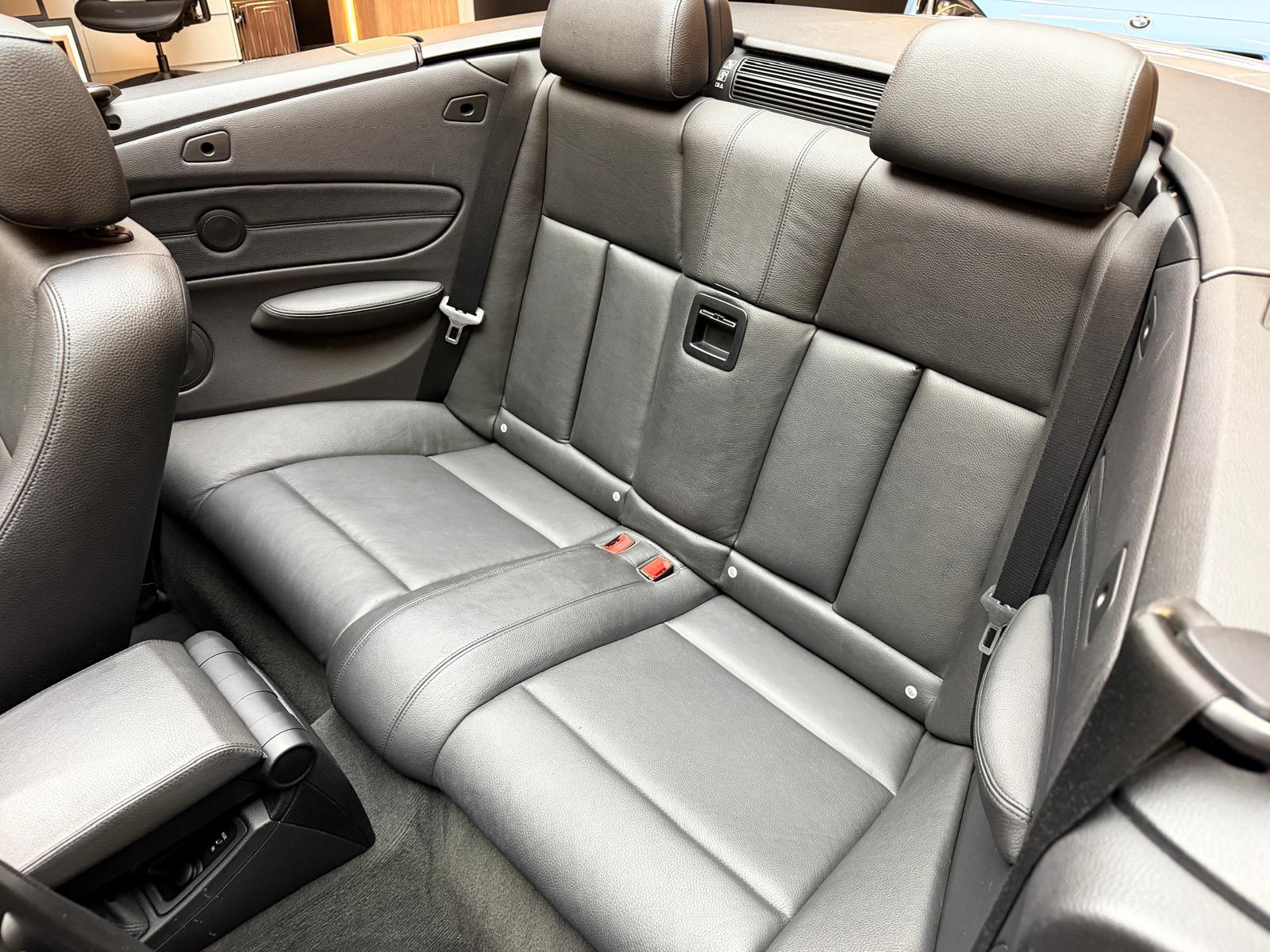 BMW 120i Cabrio-image-11