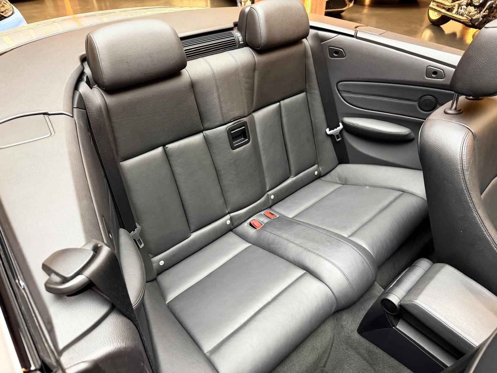 BMW 120i Cabrio-image-16