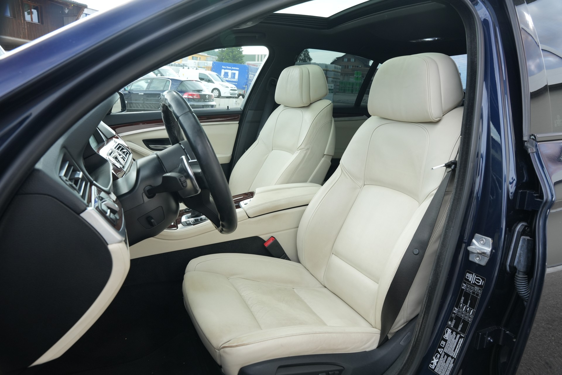 BMW 550i xDrive Steptronic-image-5