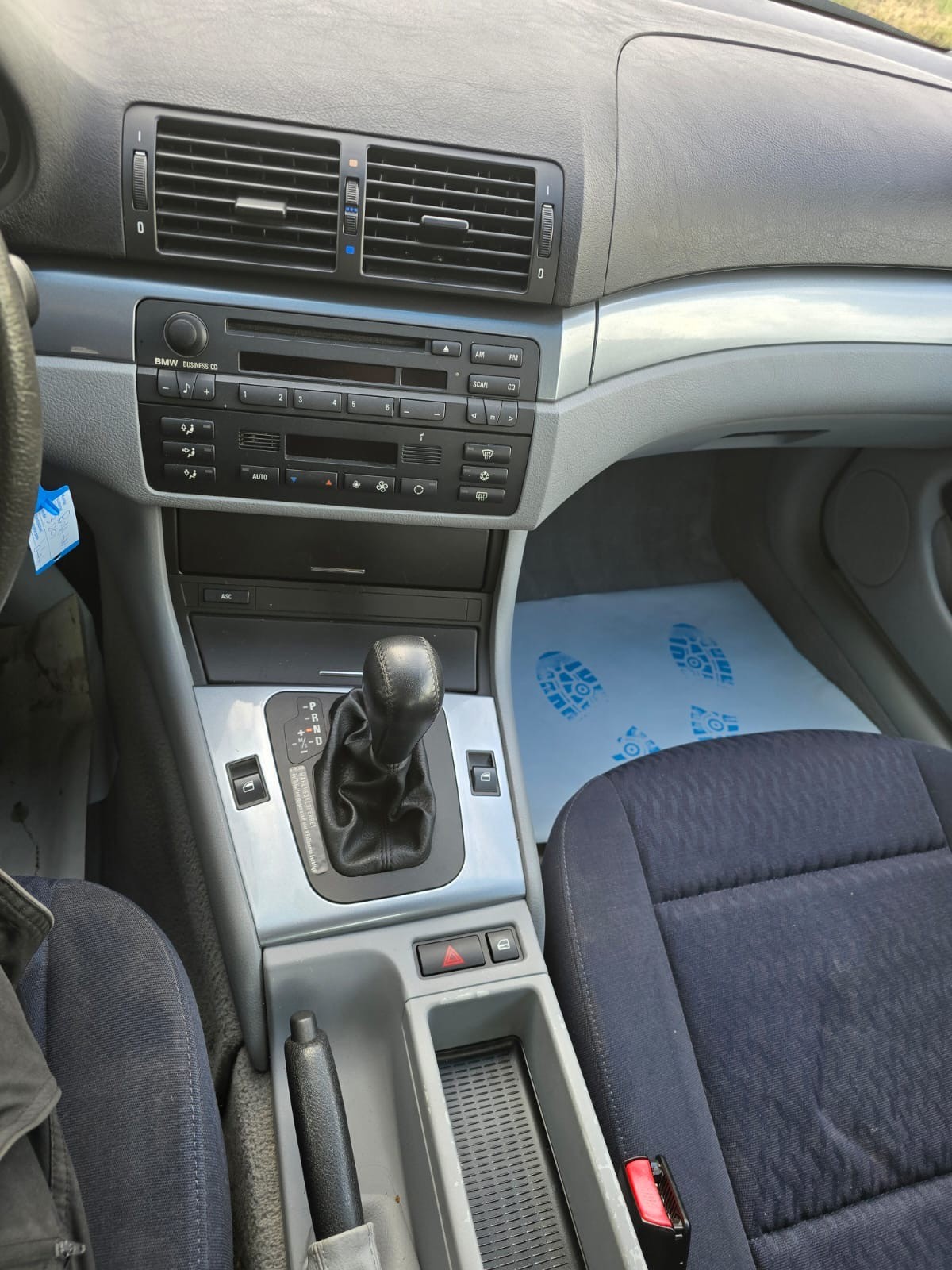 BMW 320i-image-7