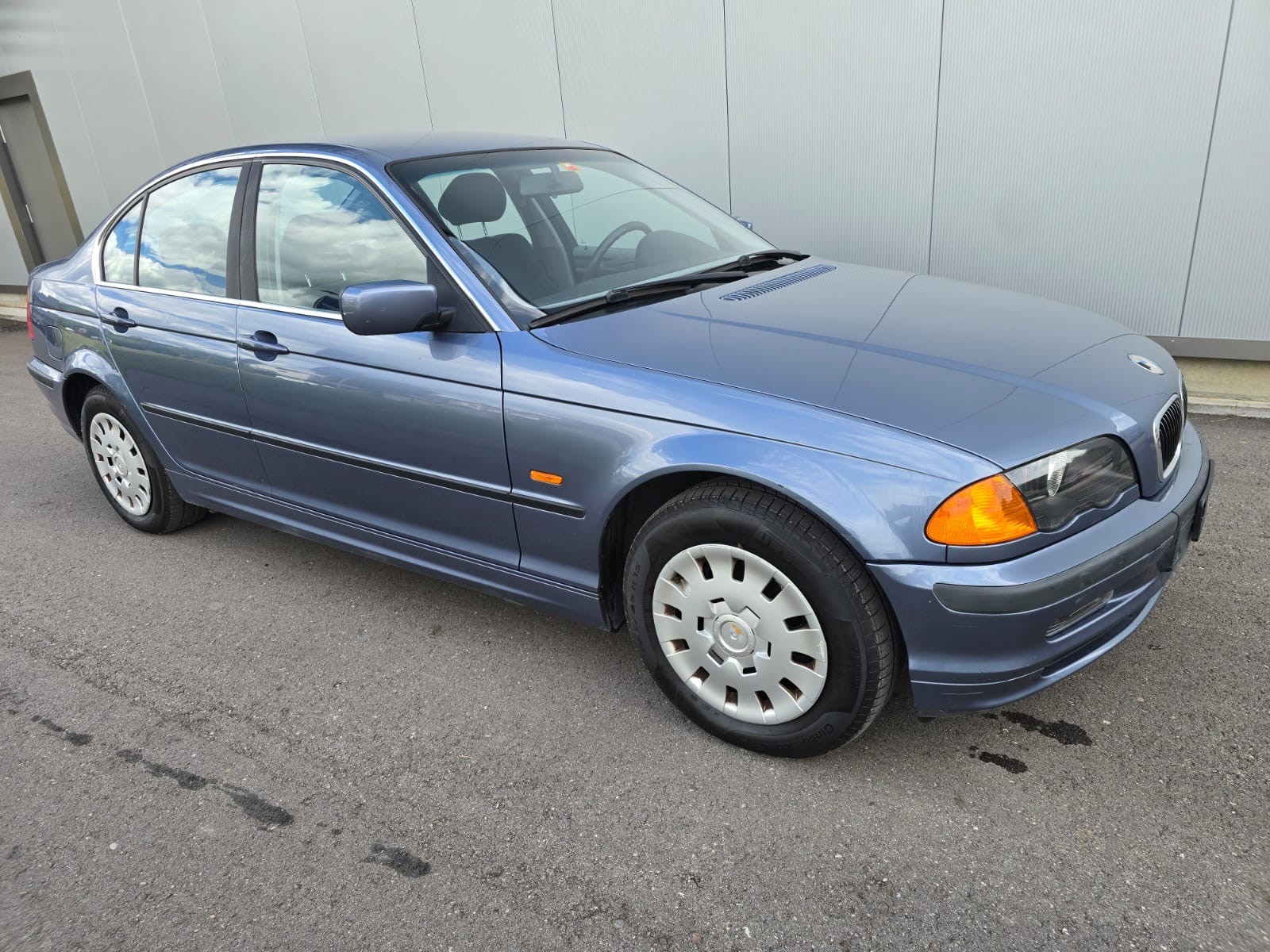 BMW 320i-image-1