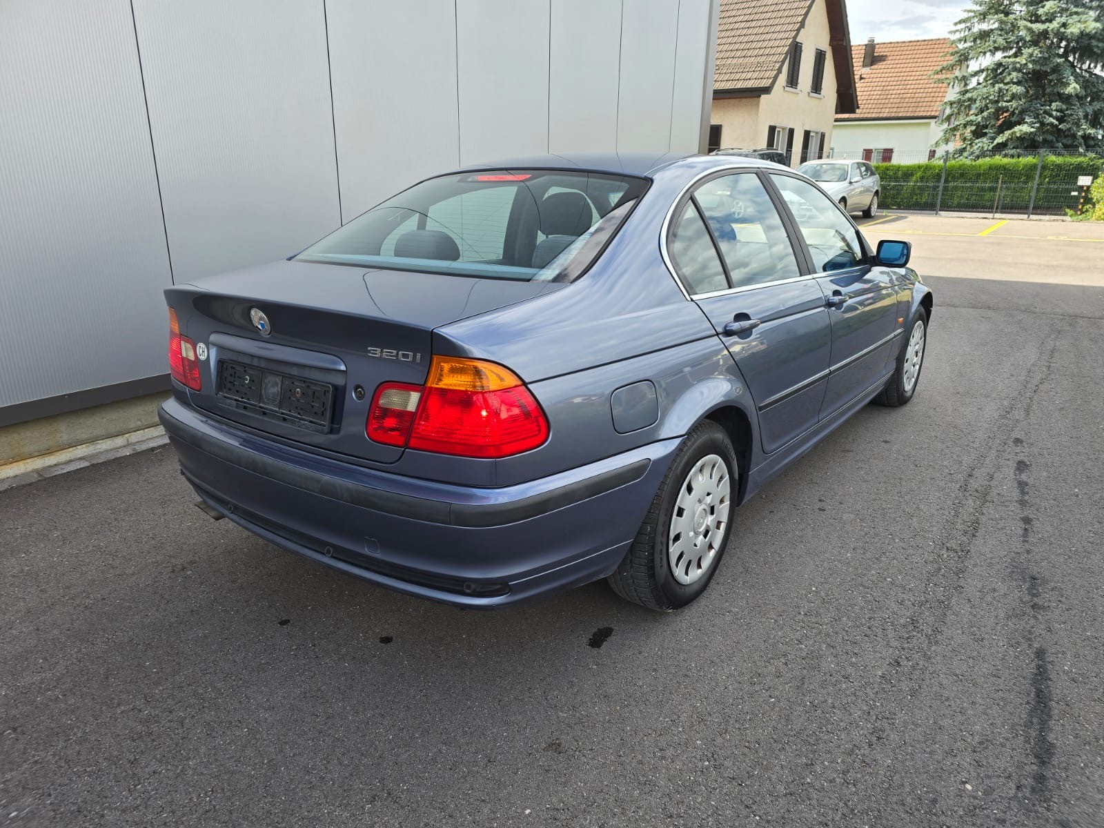 BMW 320i-image-5