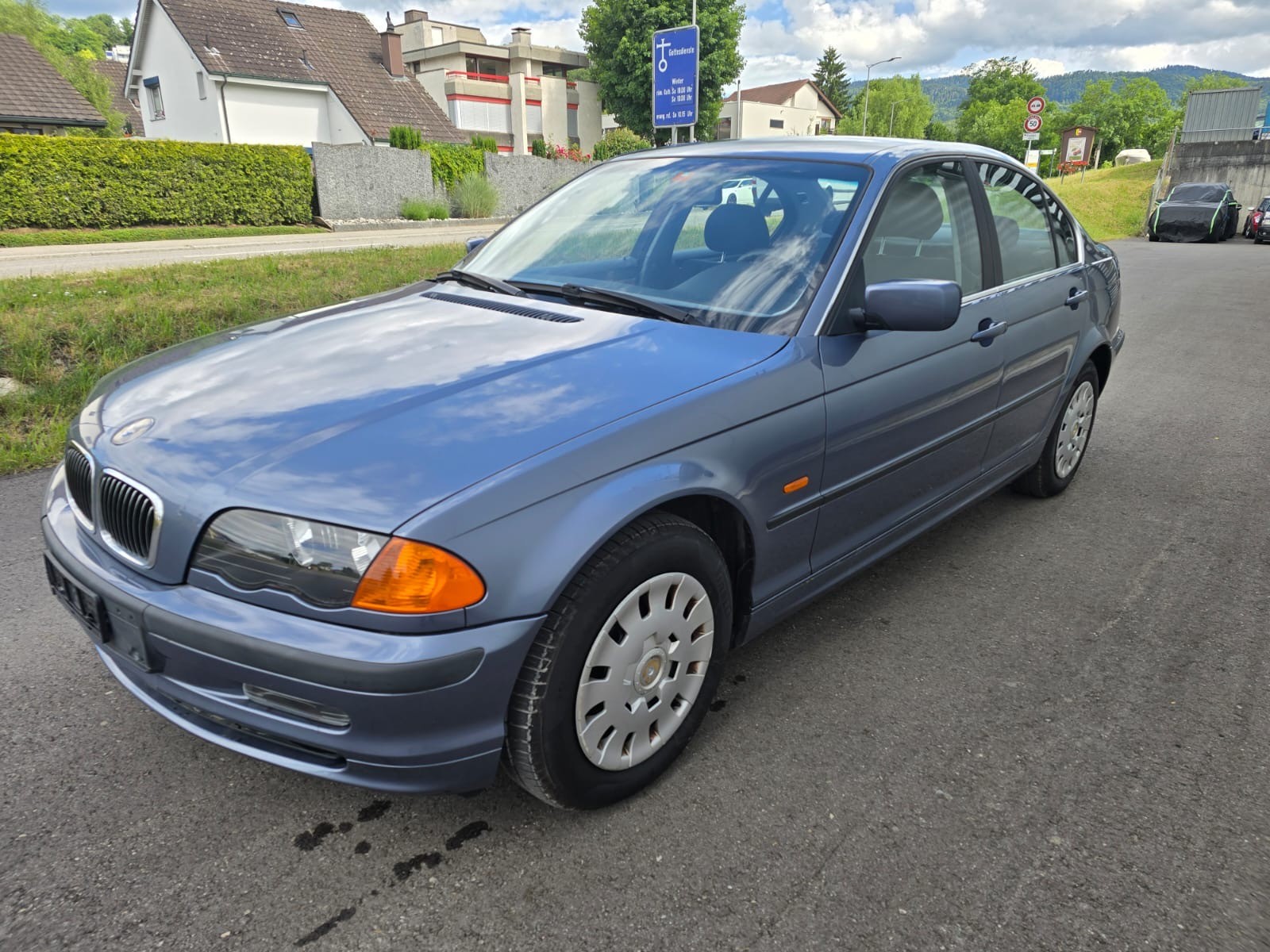 BMW 320i-image-0