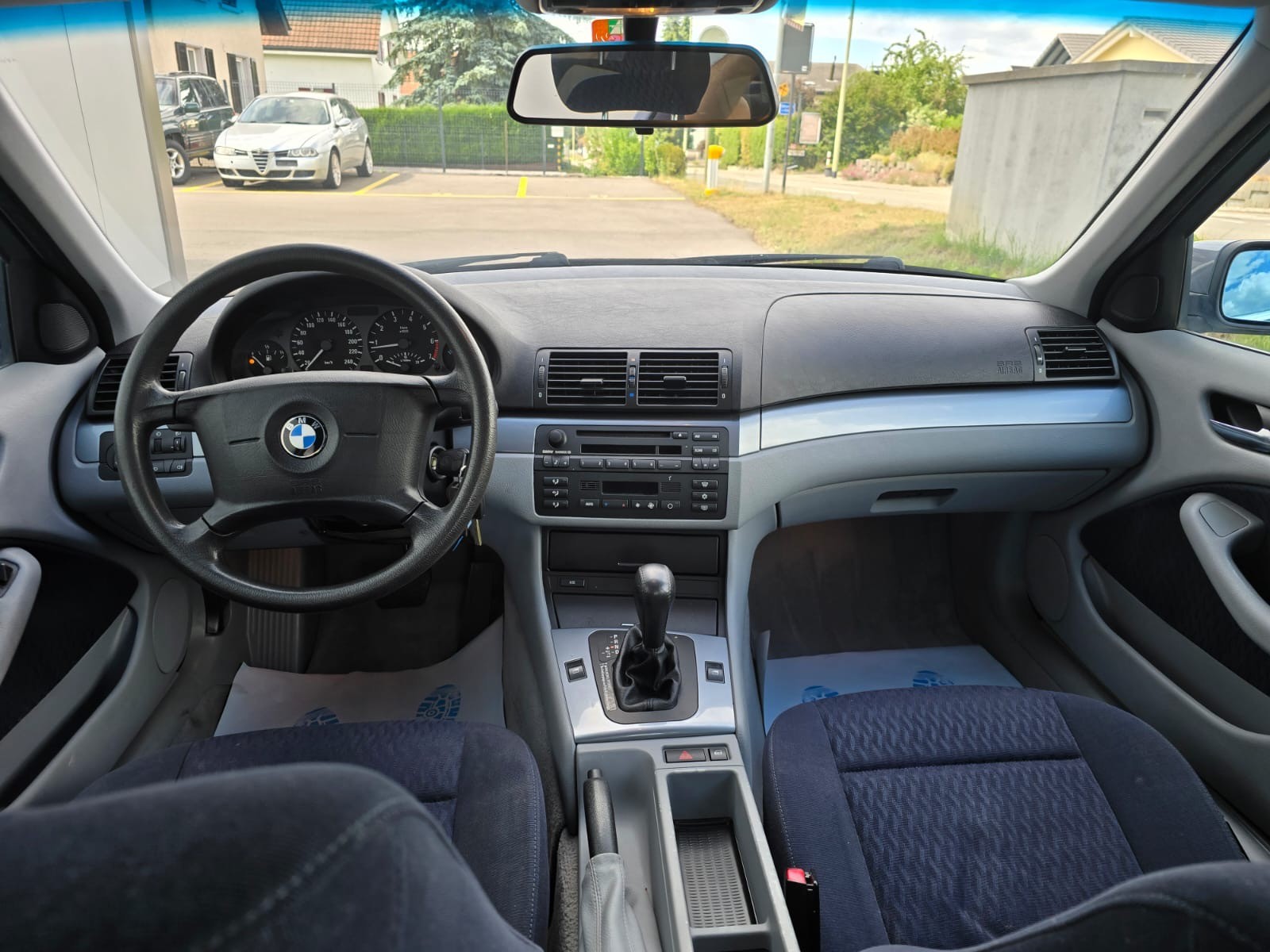BMW 320i-image-6