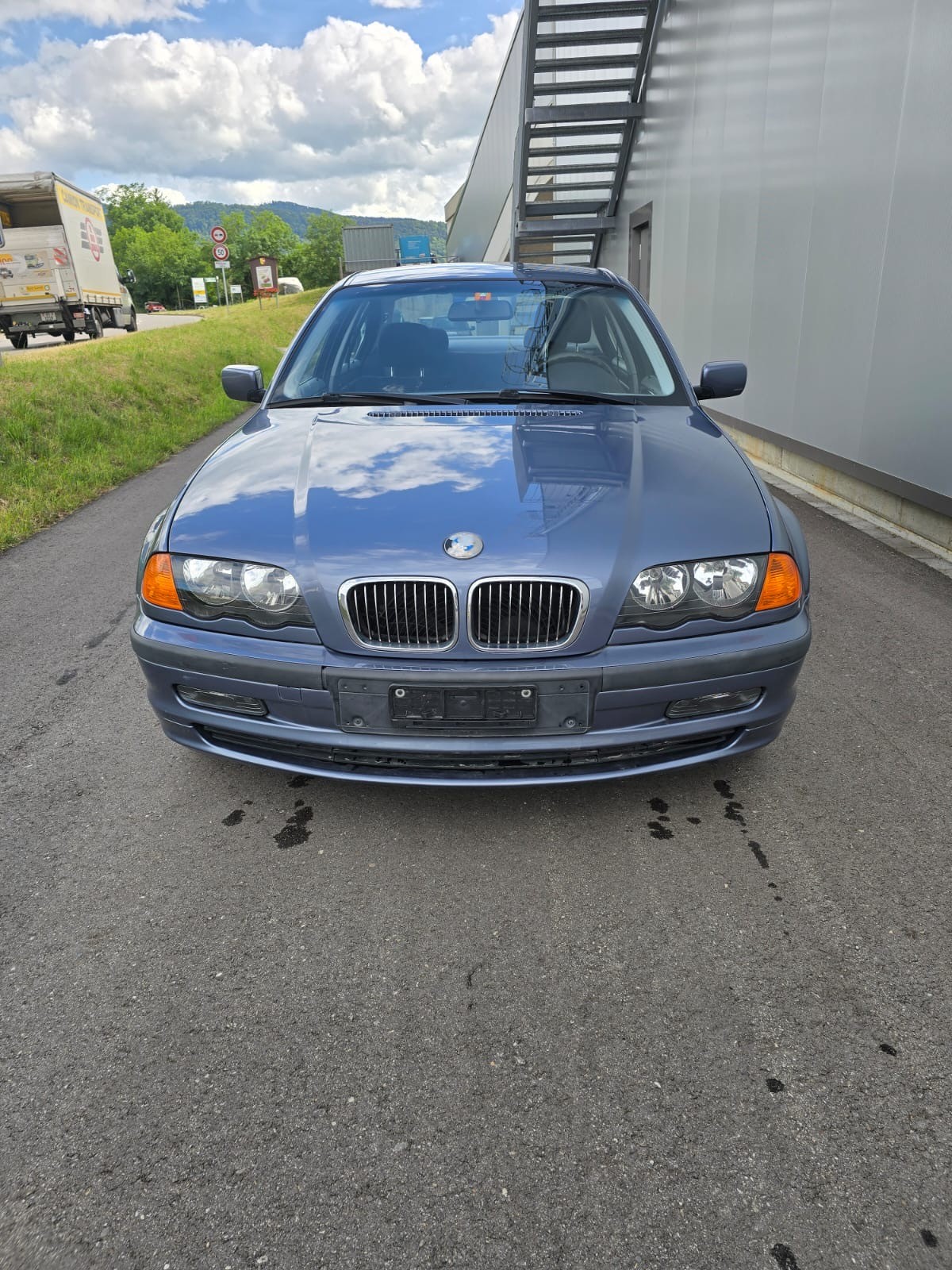 BMW 320i-image-2