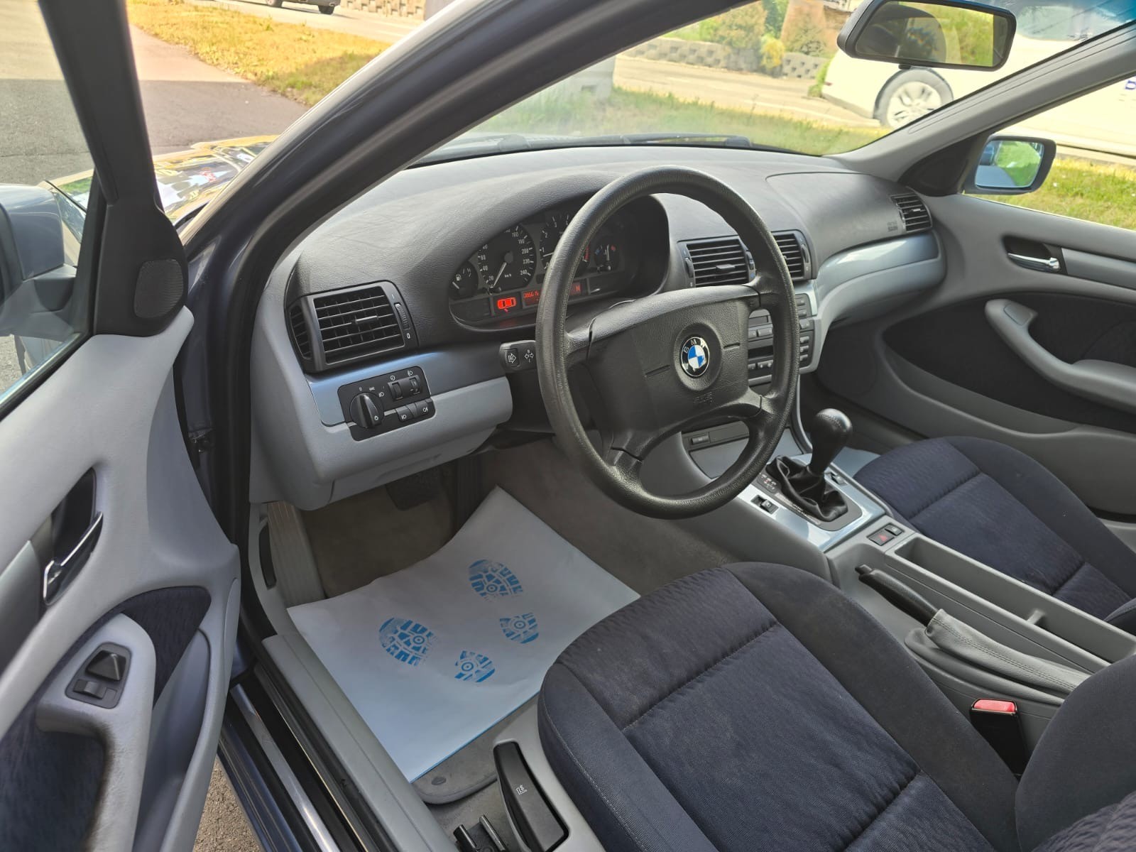 BMW 320i-image-9
